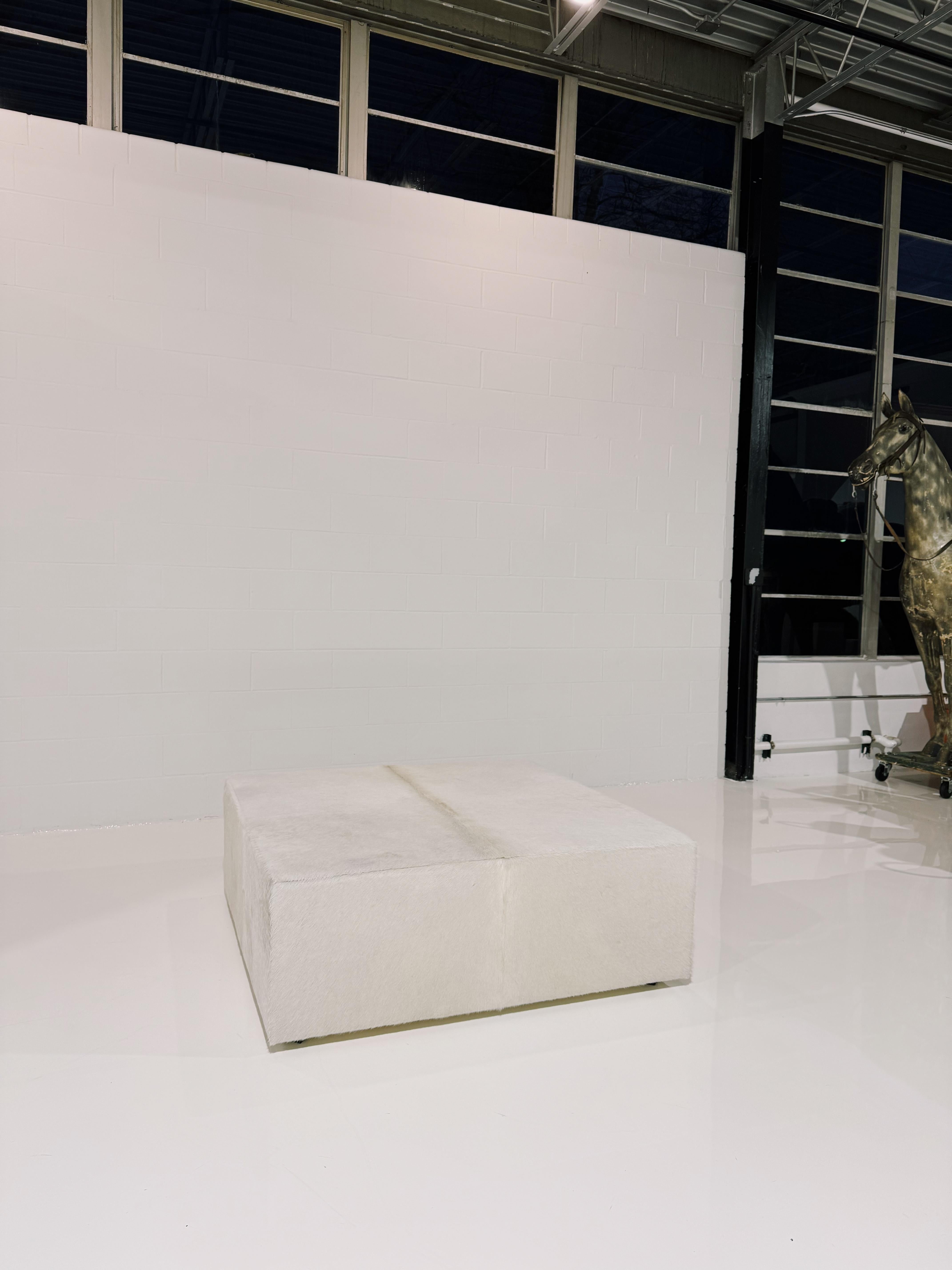 Américain Pouf Forsyth en cuir de vache, 48 x 48 pouces en vente