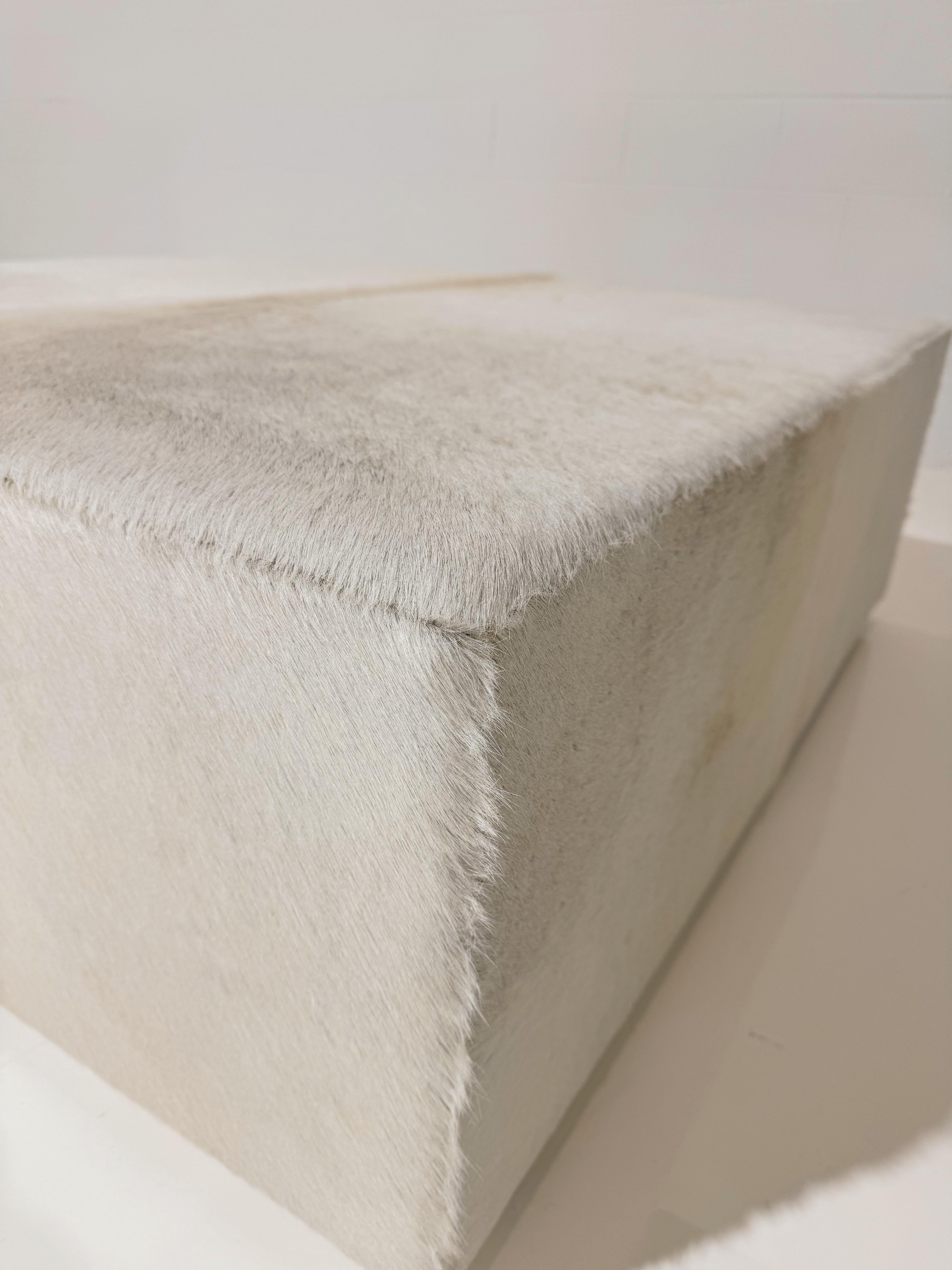 XXIe siècle et contemporain Pouf Forsyth en cuir de vache, 48 x 48 pouces en vente