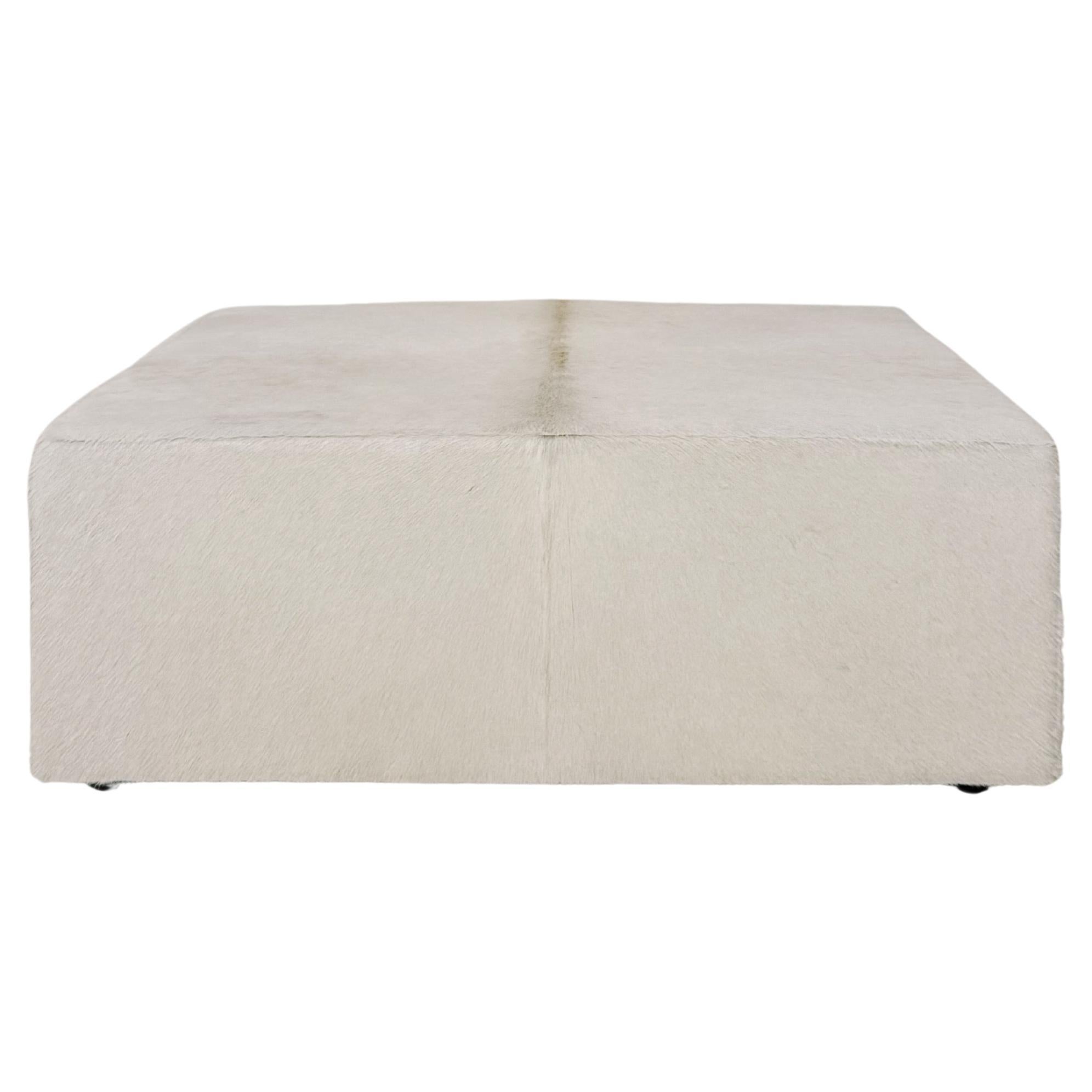 Pouf Forsyth en cuir de vache, 48 x 48 pouces