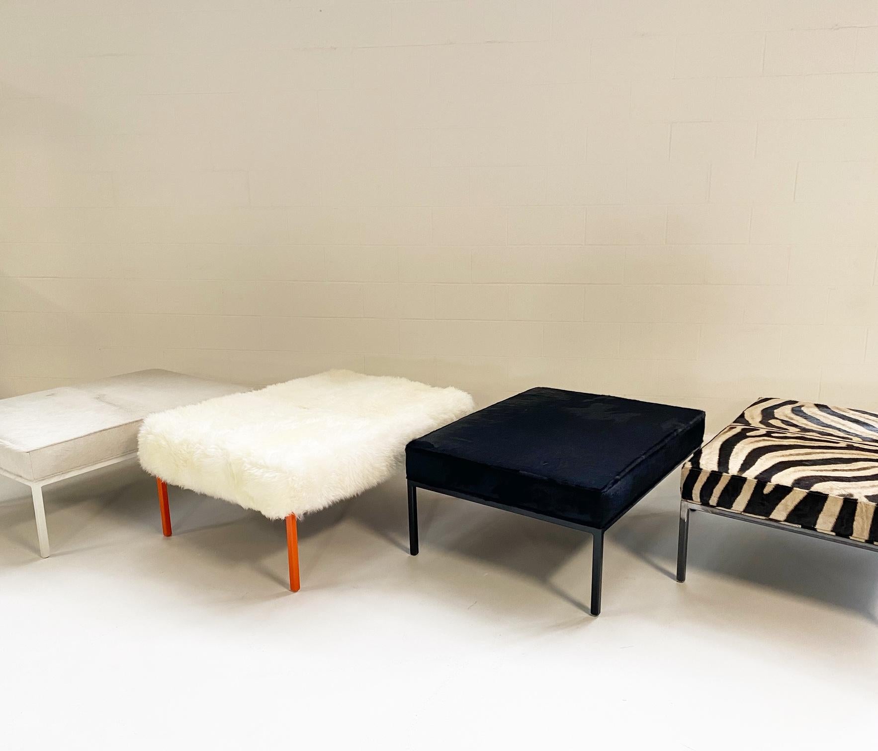 Cuir de mouton Pouf Forsyth en peau de mouton en vente