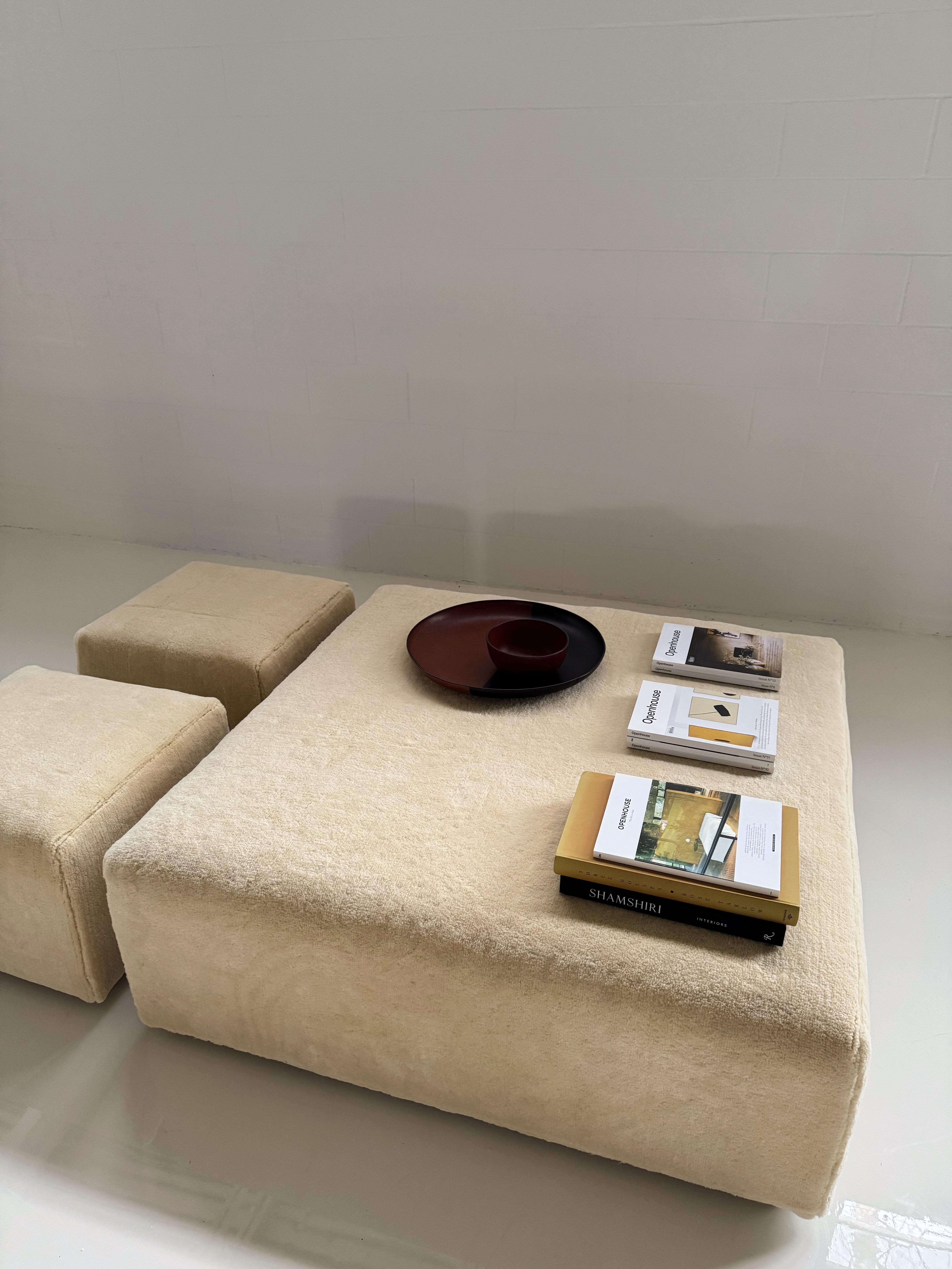 Fa parte della collezione Forsyth Originals. 

Ti presentiamo il set di pouf Forsyth, composto da 3 pouf. Perfetto per un grande spazio. Il pouf grande misura 48x48 pollici, mentre i due pouf più piccoli misurano 20x20 pollici. Uniscili per creare