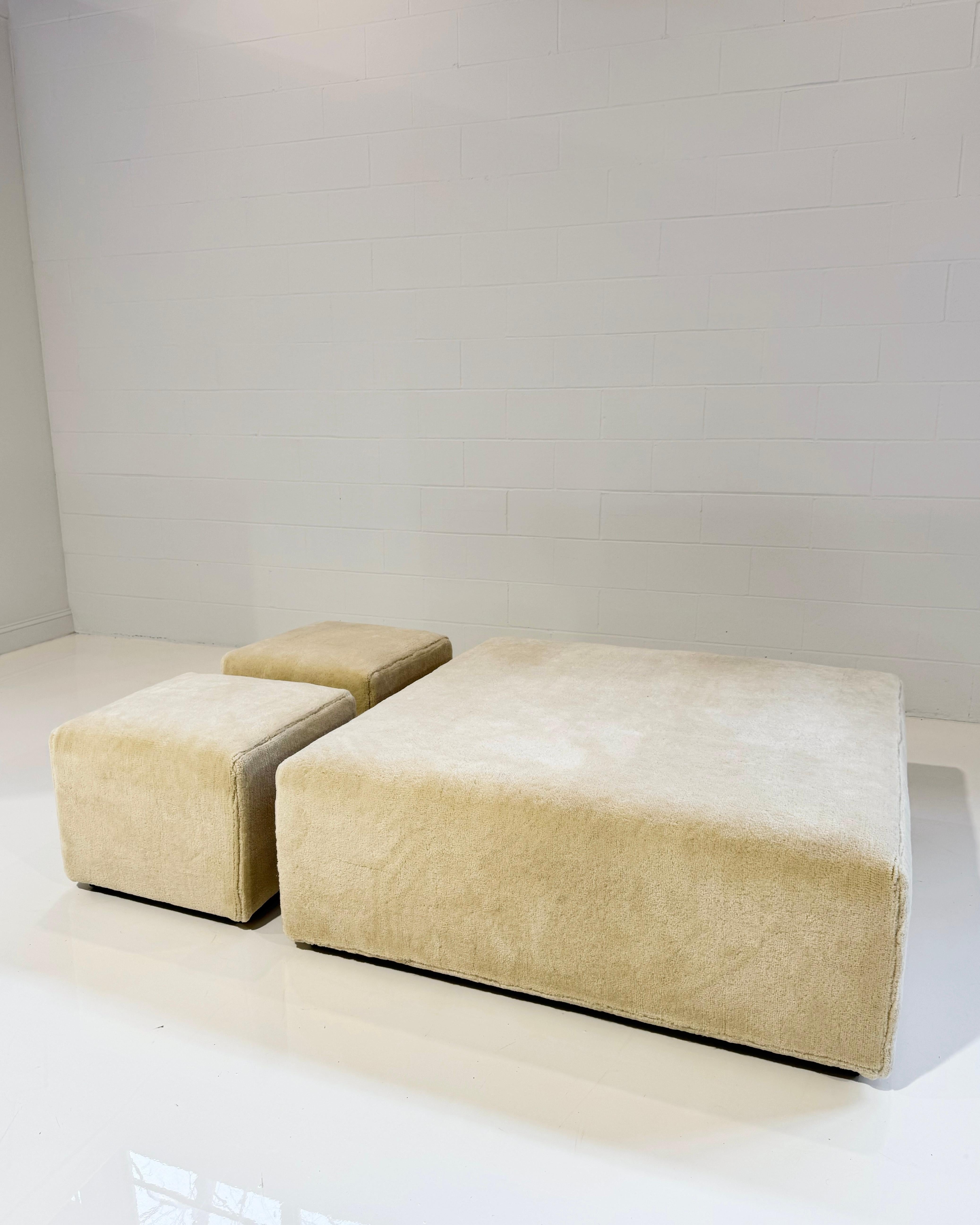XXI secolo e contemporaneo Set di pouf Forsyth in Tappeto Galerie, 3 Pezzi in vendita