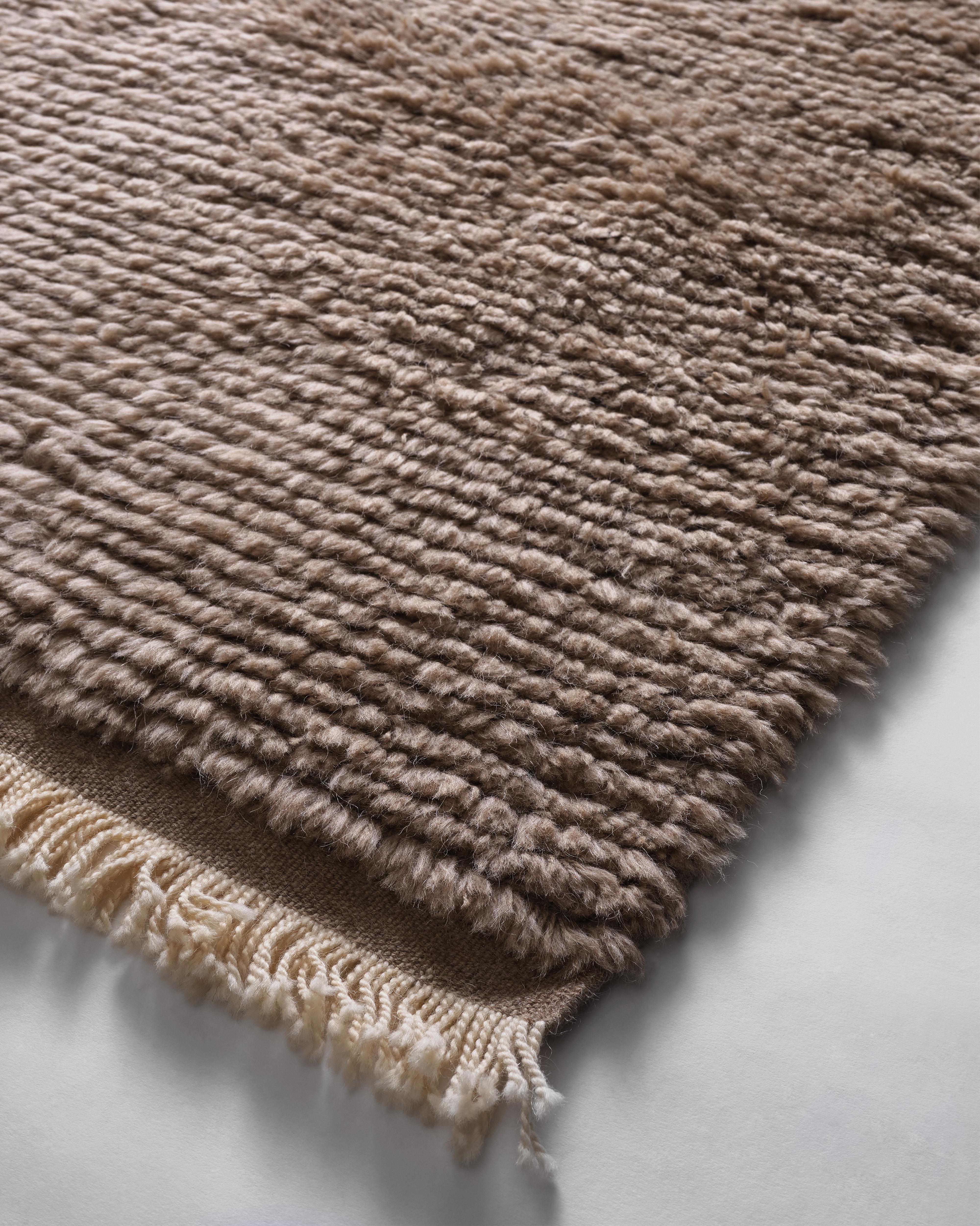 Voici la collection de tapis Shag. Anne et Maggie ont grandi avec un tapis Flokati des années 1970 que leur mère avait ramené de Grèce lors de ses voyages à travers le monde. Depuis le premier jour, ils ont voulu recréer ce style - un tapis épais