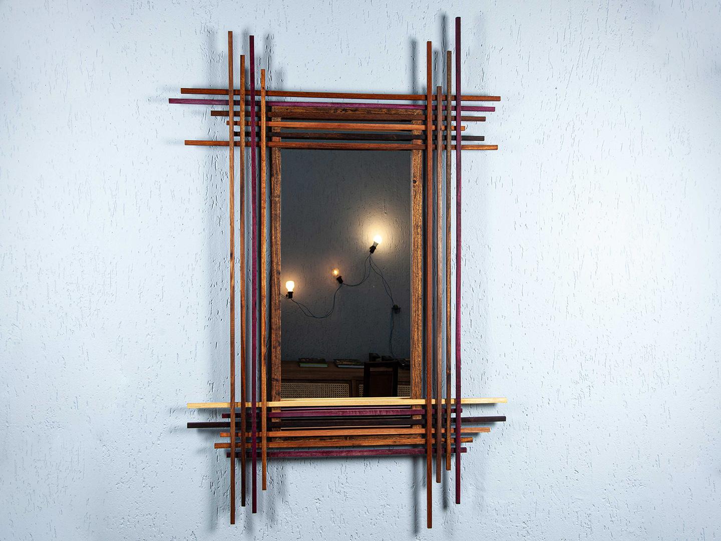 Le miroir Fragmentos est entièrement fabriqué à partir de bois de récupération provenant de projets antérieurs. Sa conception mêle harmonieusement symétrie et asymétrie, ce qui permet d'obtenir des contours toujours diversifiés. Il n'y a jamais eu