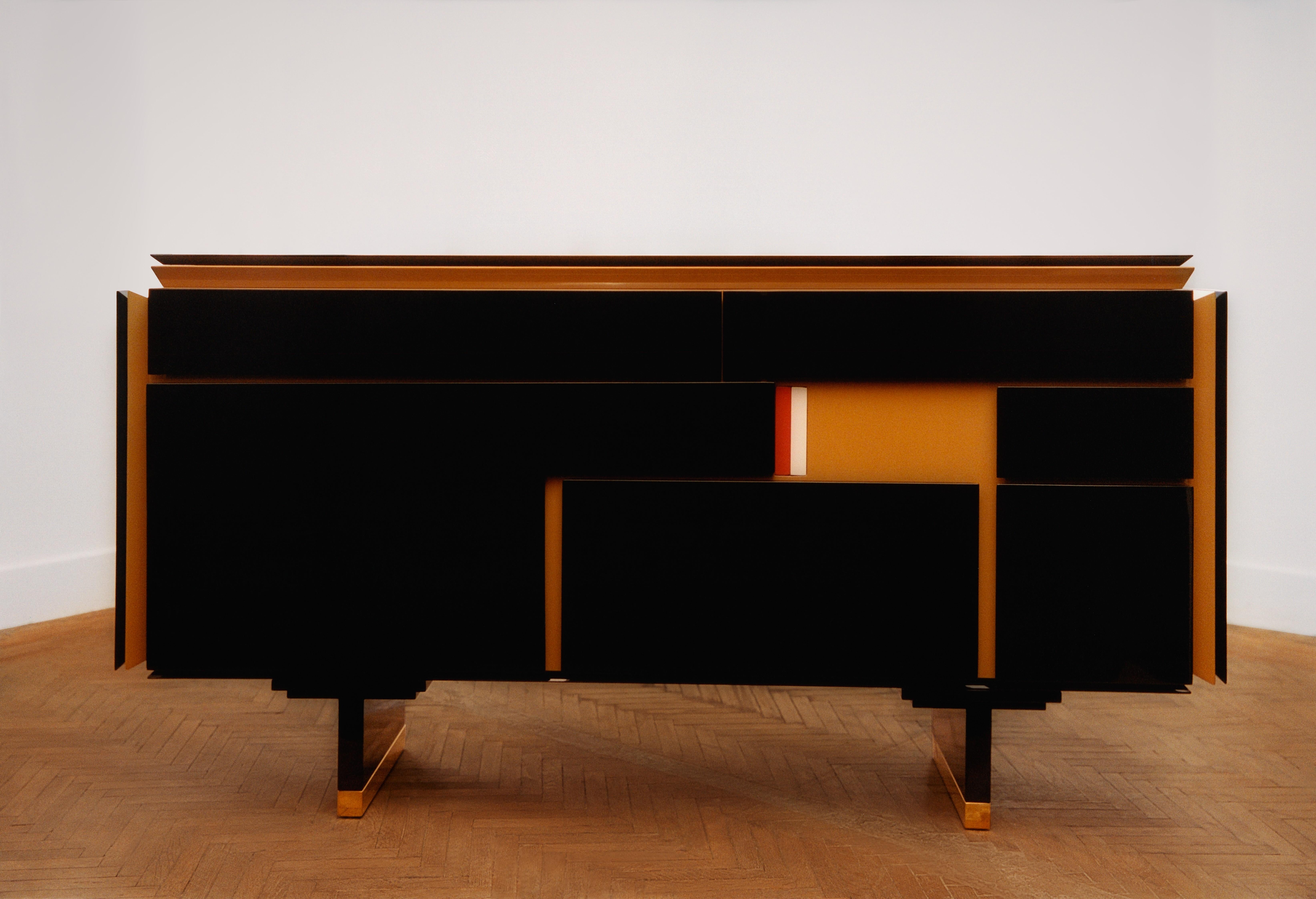 Il mobile Free in Wood massiccio, compensato, ottone e lacca lucida di Artempo
Dimensioni: P 89 x L 176,8 x H 43,5 cm.
Materiali: Legno massiccio, lacca, compensato e ottone.

Il rivestimento esterno del mobile esiste in modo autonomo rispetto