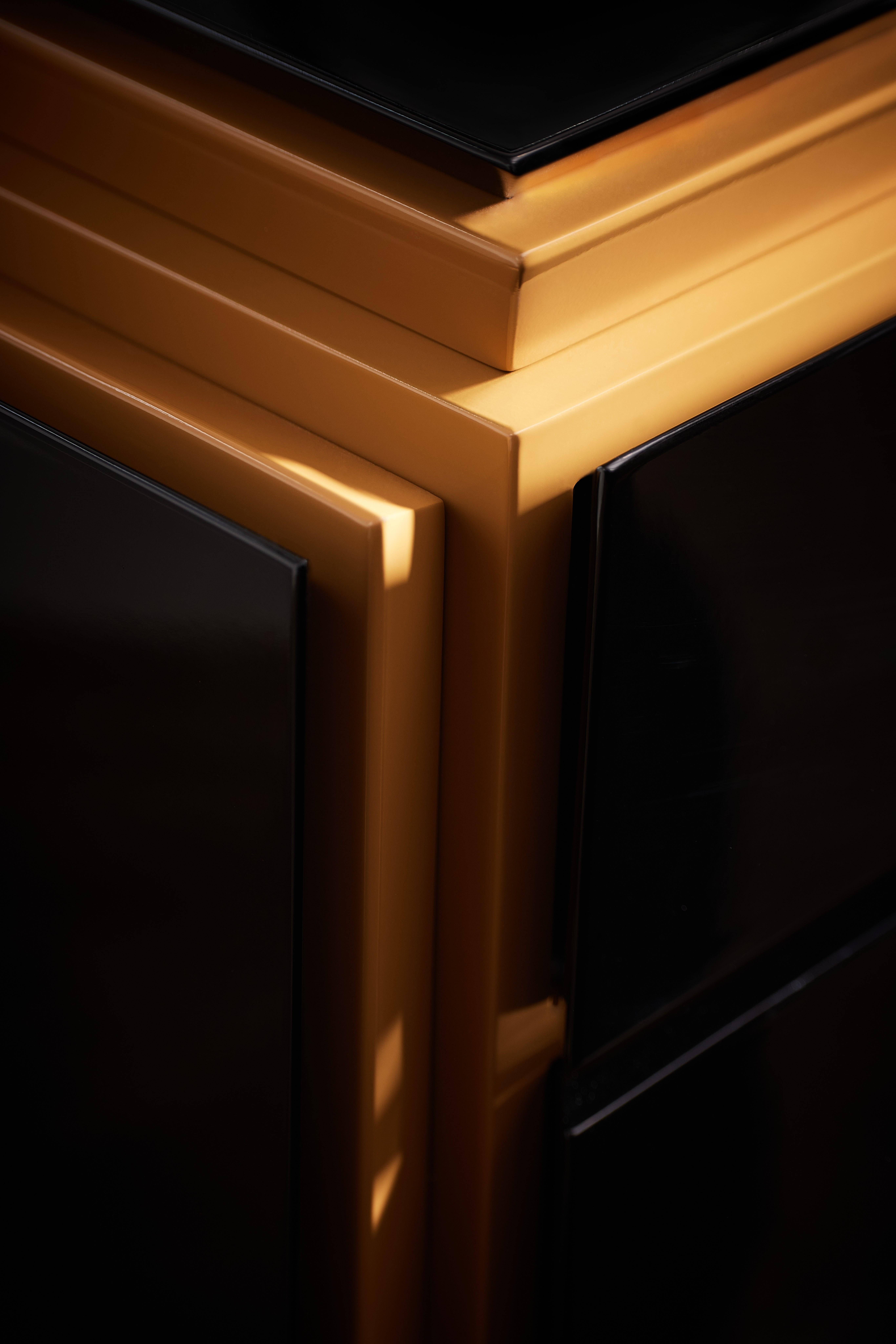 Moderno Il mobile Free in Wood massiccio, compensato, ottone e lacca lucida di Artempo in vendita