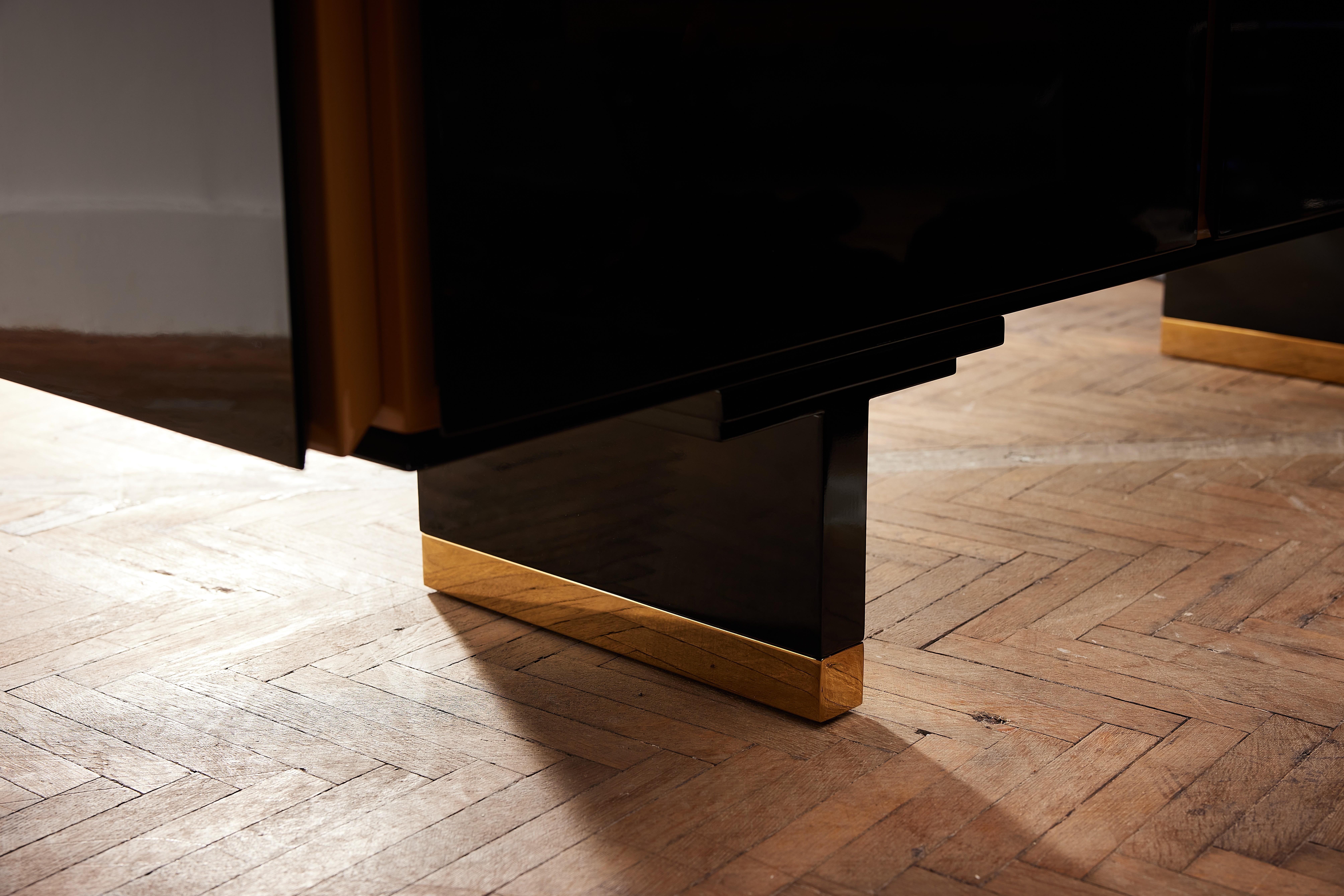 Il mobile Free in Wood massiccio, compensato, ottone e lacca lucida di Artempo In condizioni Nuovo in vendita a Geneve, CH