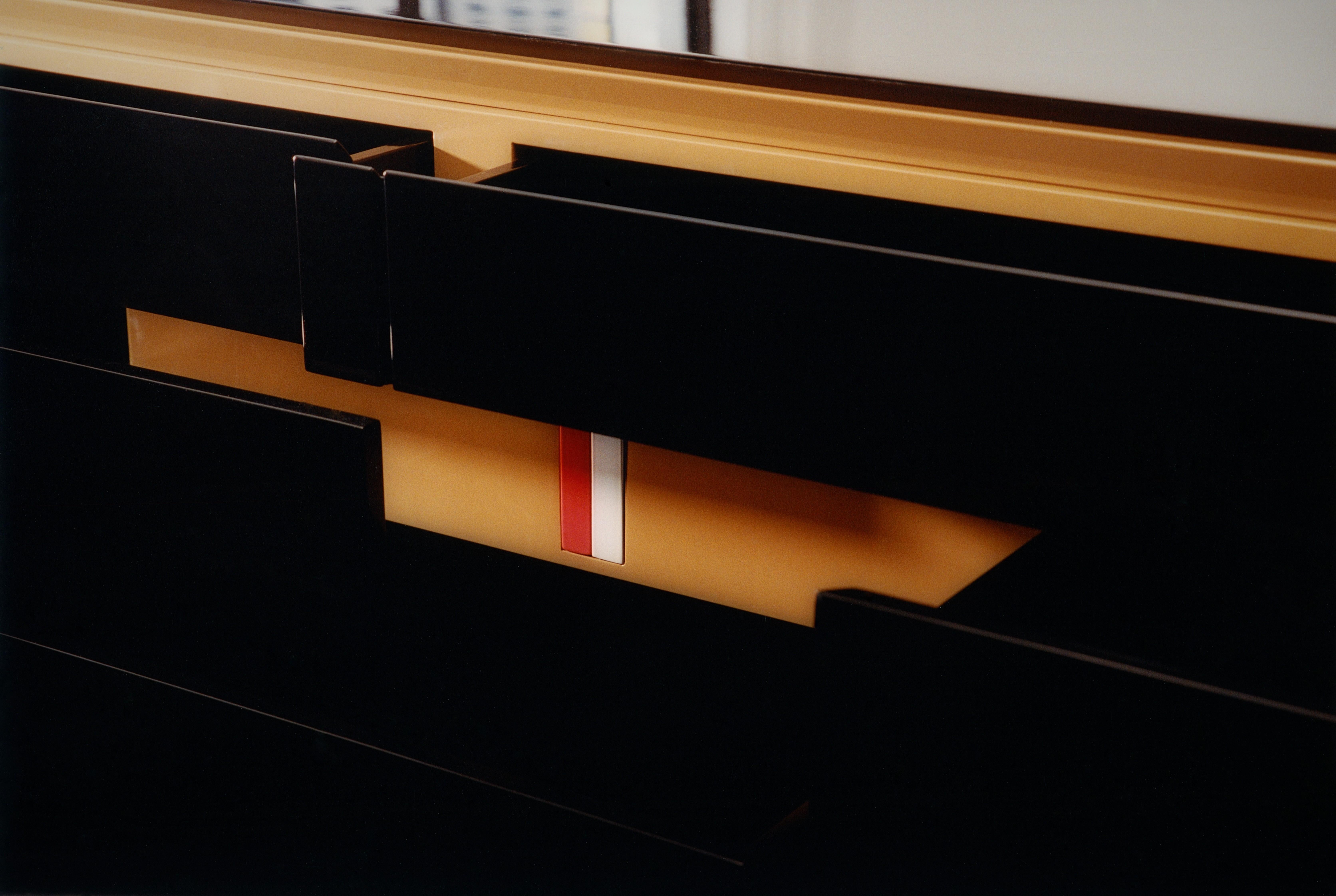 Ottone Il mobile Free in Wood massiccio, compensato, ottone e lacca lucida di Artempo in vendita