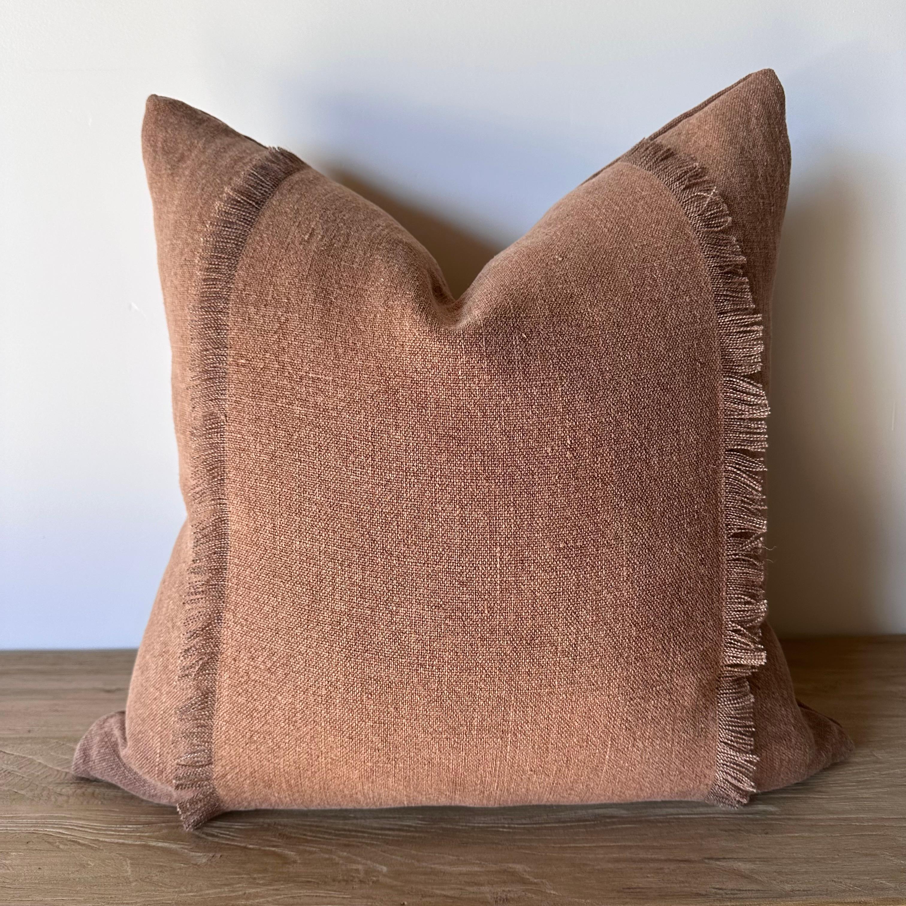The Fringe Collection'S
Cucito con una chiusura a cerniera in ottone e cuciture overlock, questo cuscino in lino nudo ha una tonalità marrone e ruggine. Un cuscino d'accento perfetto per integrarsi perfettamente nel tuo arredamento.
L'inserto in