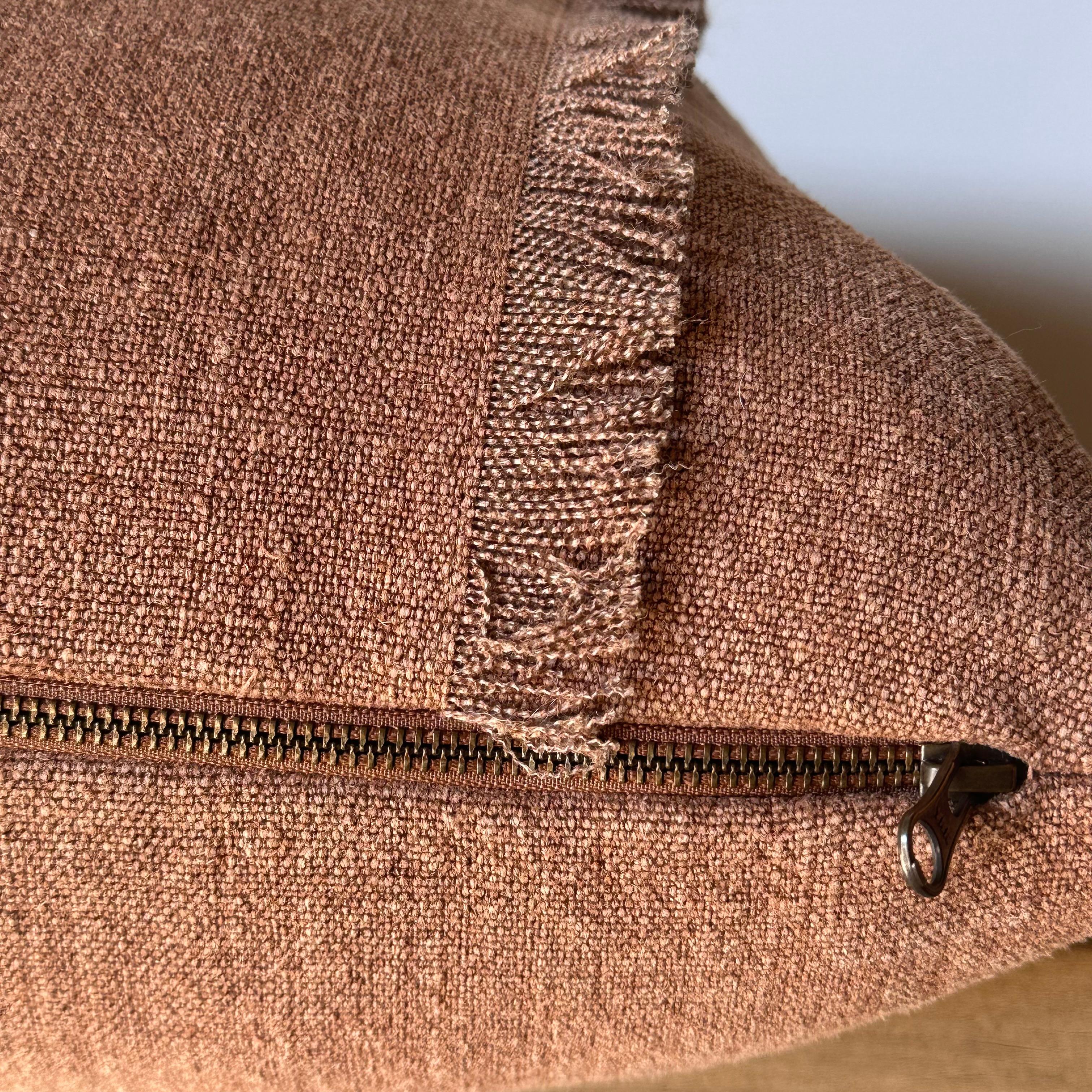 XXI secolo e contemporaneo Il cuscino d'accento in lino Fringe in colore avana ruggine include un inserto in piuma d'oca. in vendita