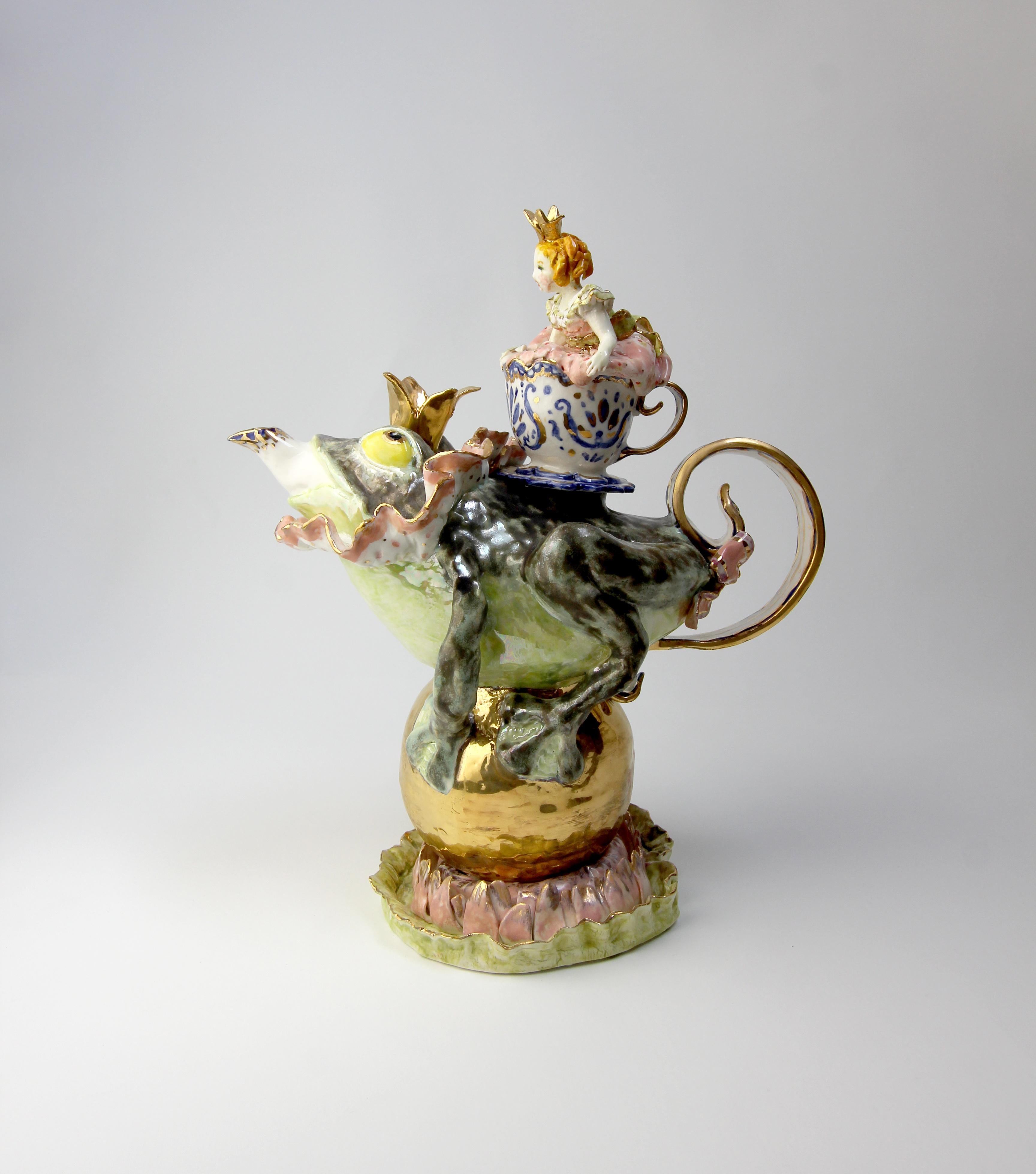 Baroque Pièce en porcelaine The Frog Prince, fabriquée à la main en Italie, design artisanal 2021 en vente