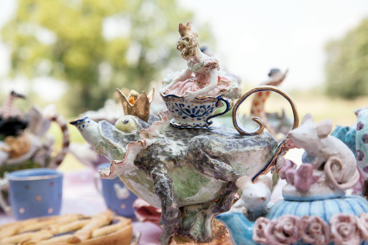 Our artisan's pieces are a dream come true, as in The Frog Prince.
This ceramic piece is completely hand-crafted and painted with love and care.
 