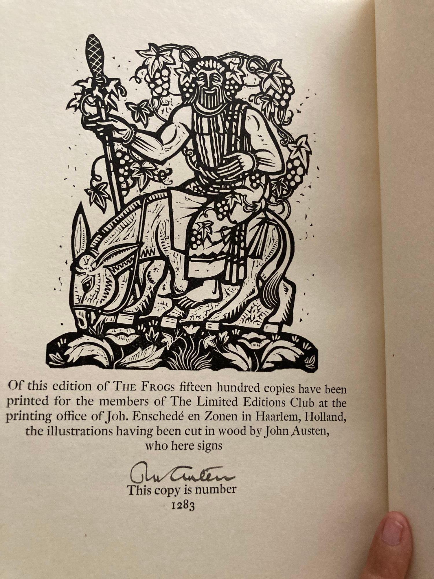 Le rane di Aristophanes Copertina rigida con custodia 1937.
Il Club delle Edizioni Limitate numero di copia 1283 di 1.500 copie circa del 1937, tradotto dal greco da William James Hickie, con un'introduzione di Gilbert Seldes, suggestive incisioni
