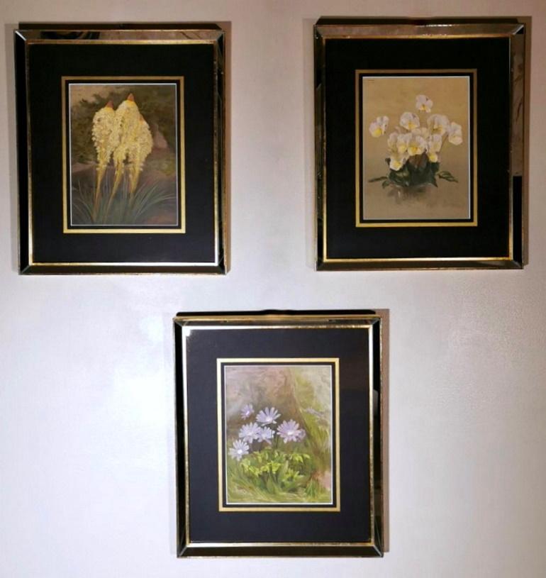 We kindly suggest you read the whole description, because with it we try to give you detailed technical and historical information to guarantee the authenticity of our objects.
Three exceptional frames with beautiful and perfect English floral