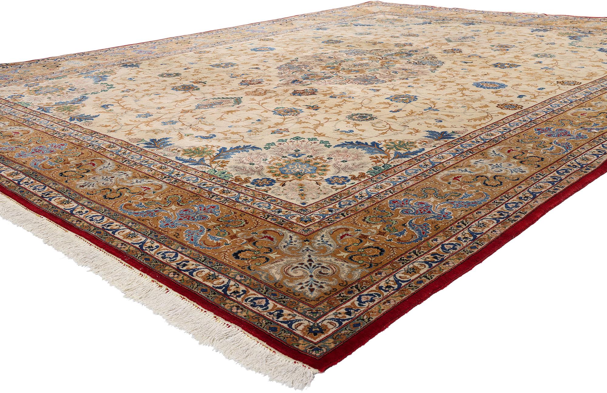 79310 Signierter Vintage Persischer Kashan Teppich, 10'06 x 13'10. Dieser handgeknüpfte persische Kashan-Teppich aus Wolle ist ein Meisterwerk der Kunstfertigkeit und Raffinesse, das von königlicher Eleganz und kultureller Ernsthaftigkeit geprägt