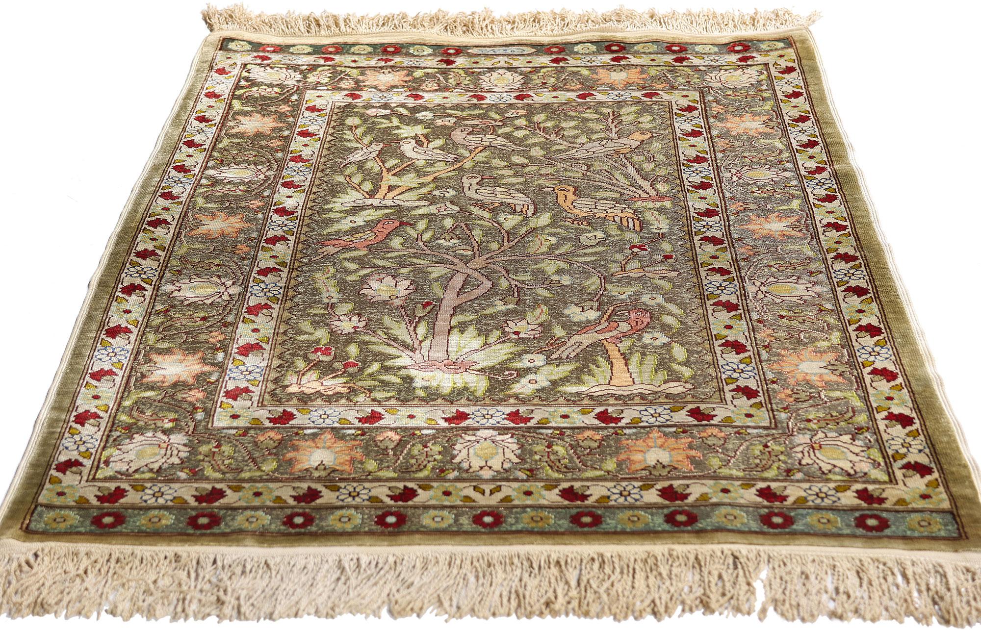 79321 Tappeto Hereke in seta turca vintage firmato, 02'02 x 03'03. Nella grande tradizione dell'arte imperiale ottomana, questo tappeto turco vintage in seta Hereke, annodato a mano, è una squisita testimonianza della raffinatezza aulica e della