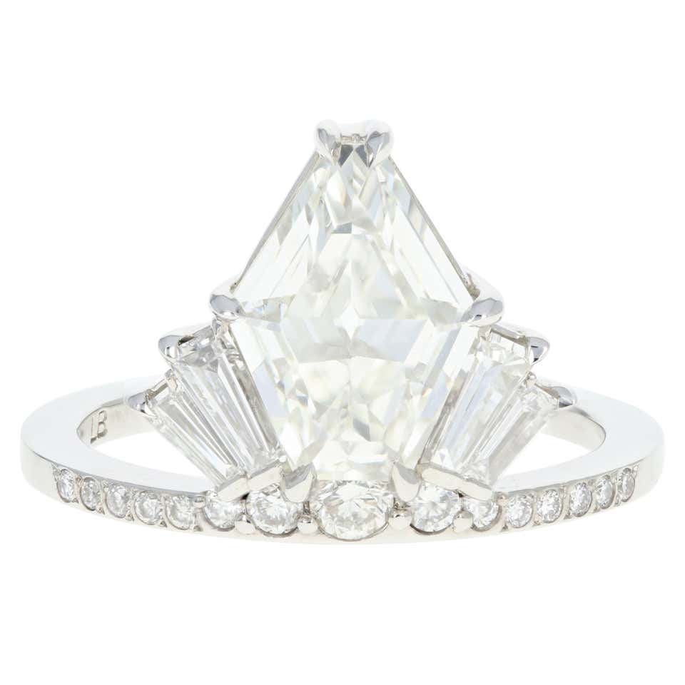 Kite shaped diamond ring Clearance