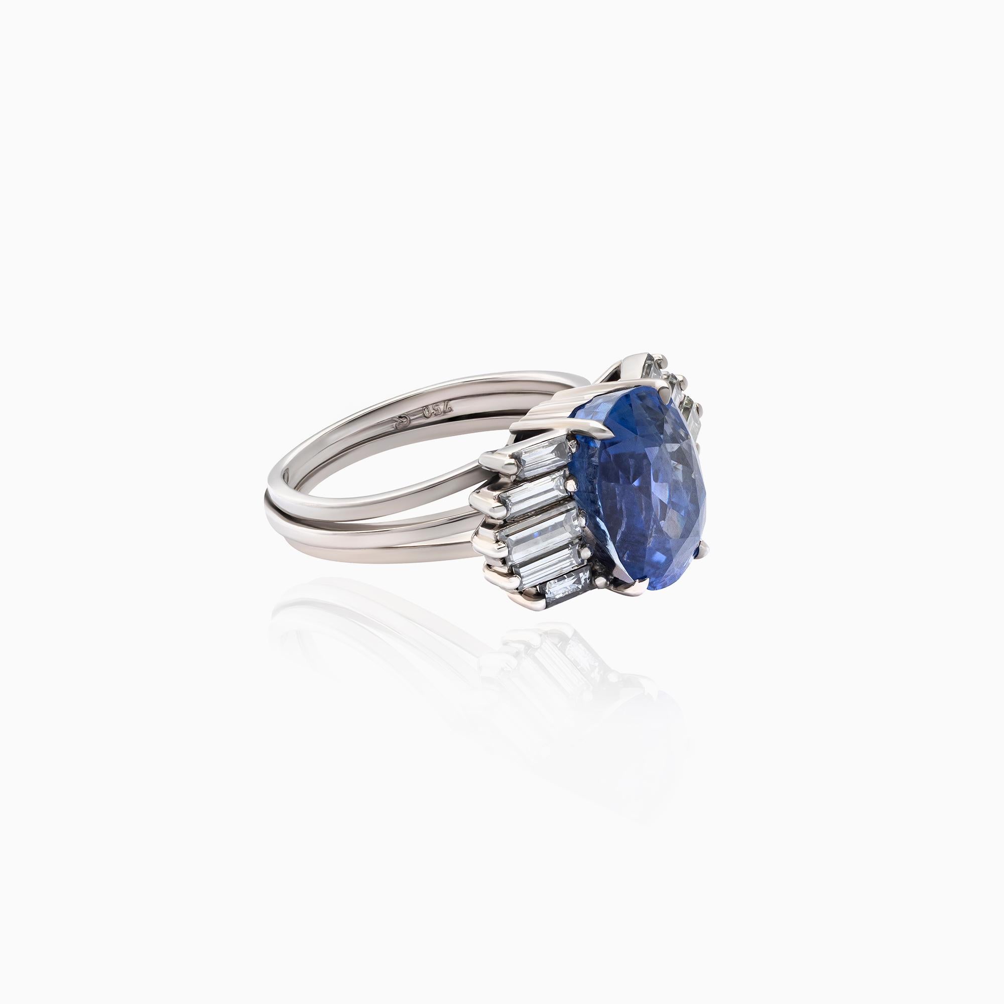 Bague en saphir, 8,09 carats, bague en diamant, 1,10 carats, platine, certifié par The Gem & Pearl Laboratory. Cette exceptionnelle bague de style vintage est réalisée en platine 600 et met en valeur un saphir bleu naturel de taille ovale pesant
