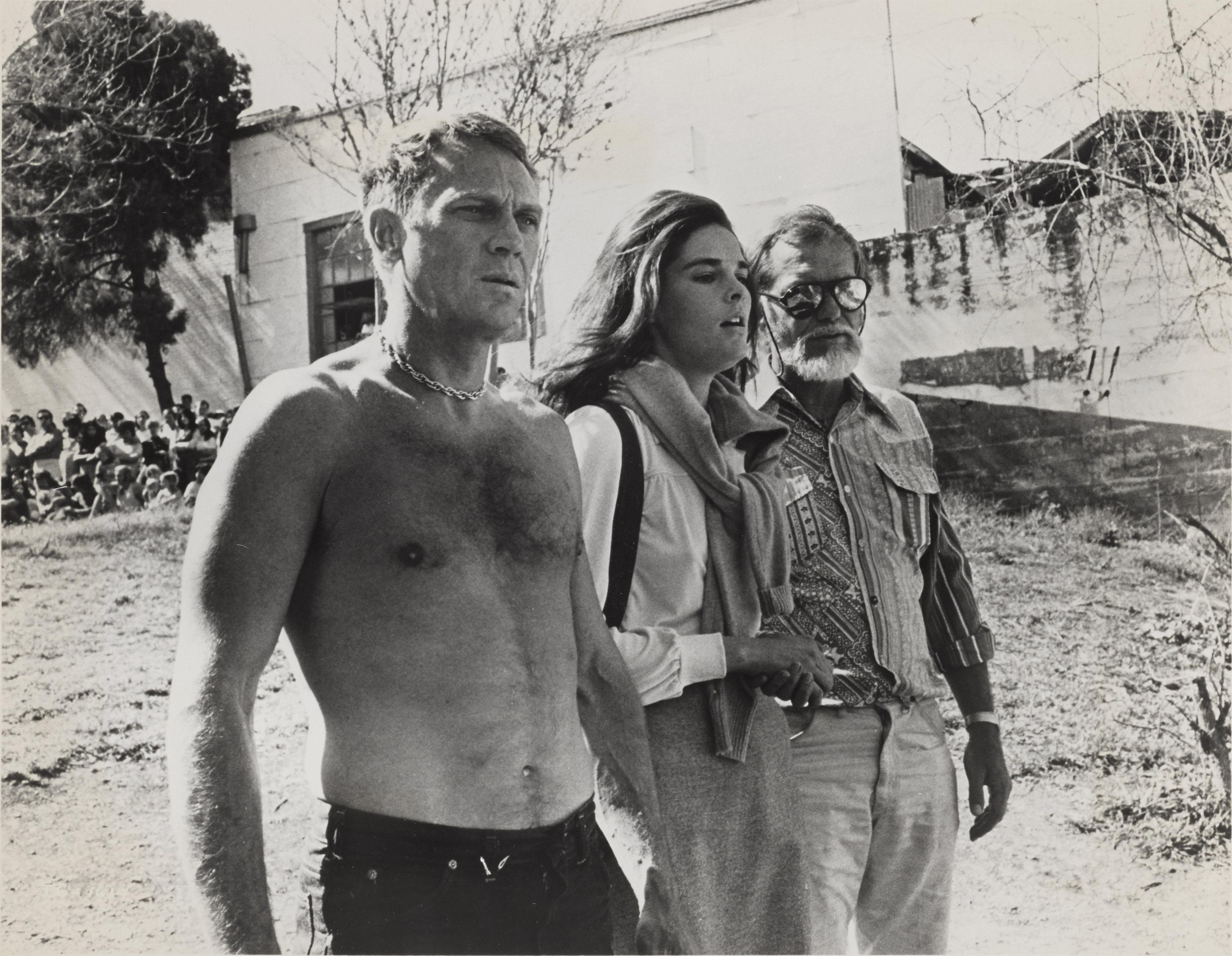 Photo originale de production, tirée du film The Getaway 1972,
Cette photo aurait été tournée pendant le tournage du film et montre Steve McQueen, Ali MacGraw sur le plateau avec Sam Peckinpah, le réalisateur.
Une fenêtre en plexiglas au dos du