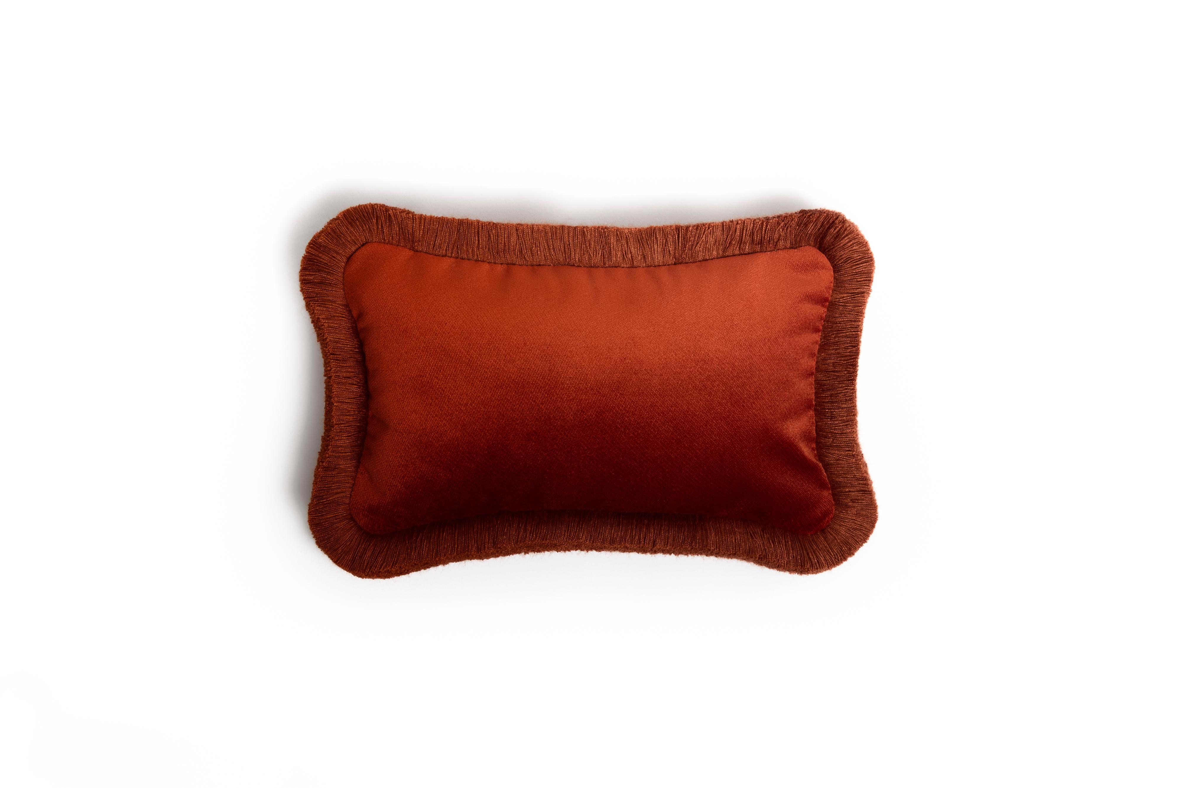 Conçu comme le cadeau de luxe parfait, ce micro-coussin de LO Décor est fabriqué à la main en Italie à partir de velours italien de première qualité et terminé par des franges raffinées ton sur ton. Sa taille de bijou et ses détails exquis en font