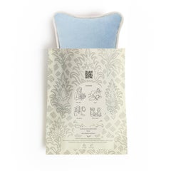Il micro cuscino GIFT  Velluto azzurro con profili bianchi