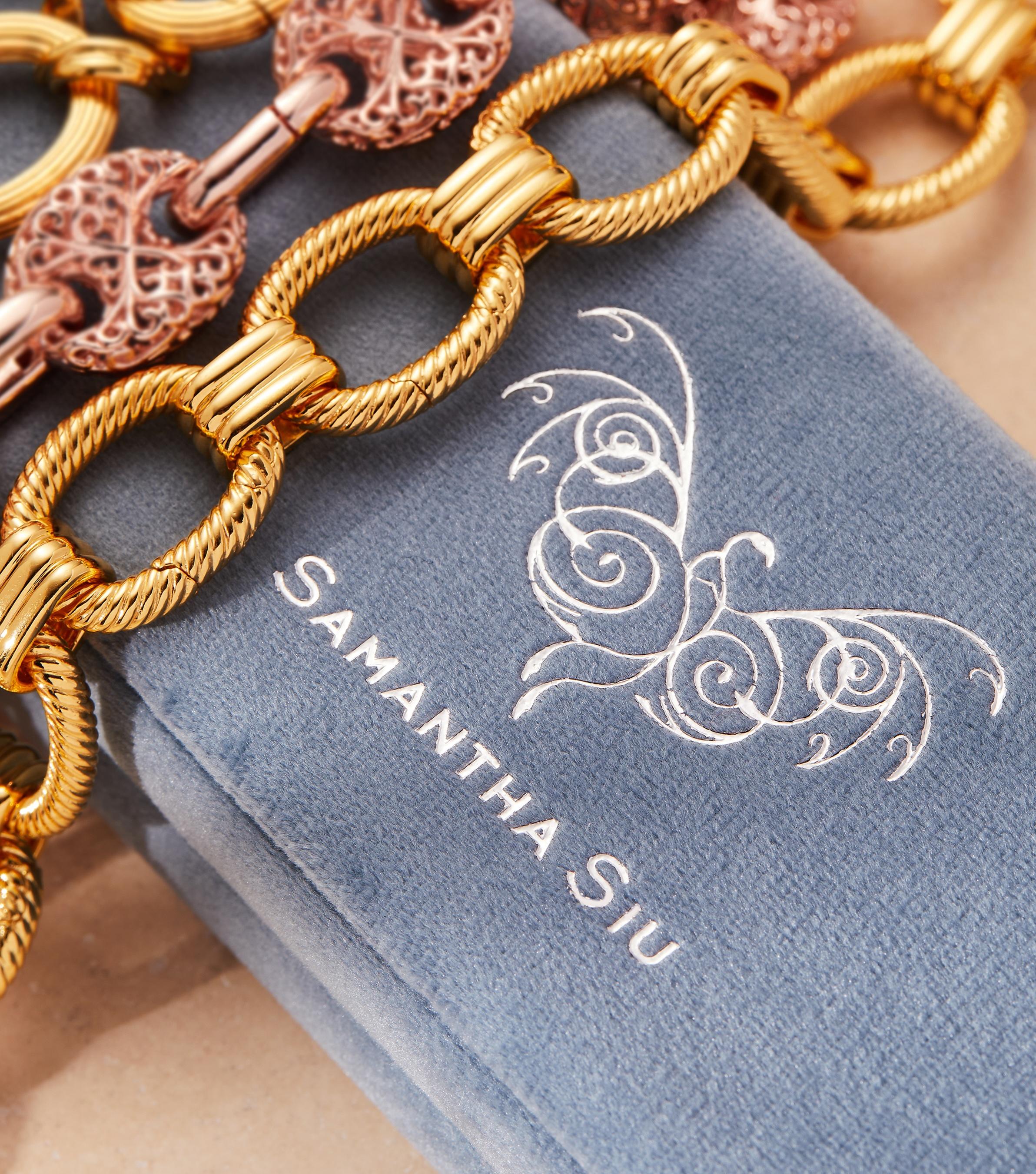 Pulsera Desierto Brillante - Colección Love Affair

Captura los tonos dorados del desierto iluminado por el sol con la Pulsera Desierto Brillante. Inspirada en su collar a juego, esta pulsera incorpora un innovador cierre de presión en cada eslabón