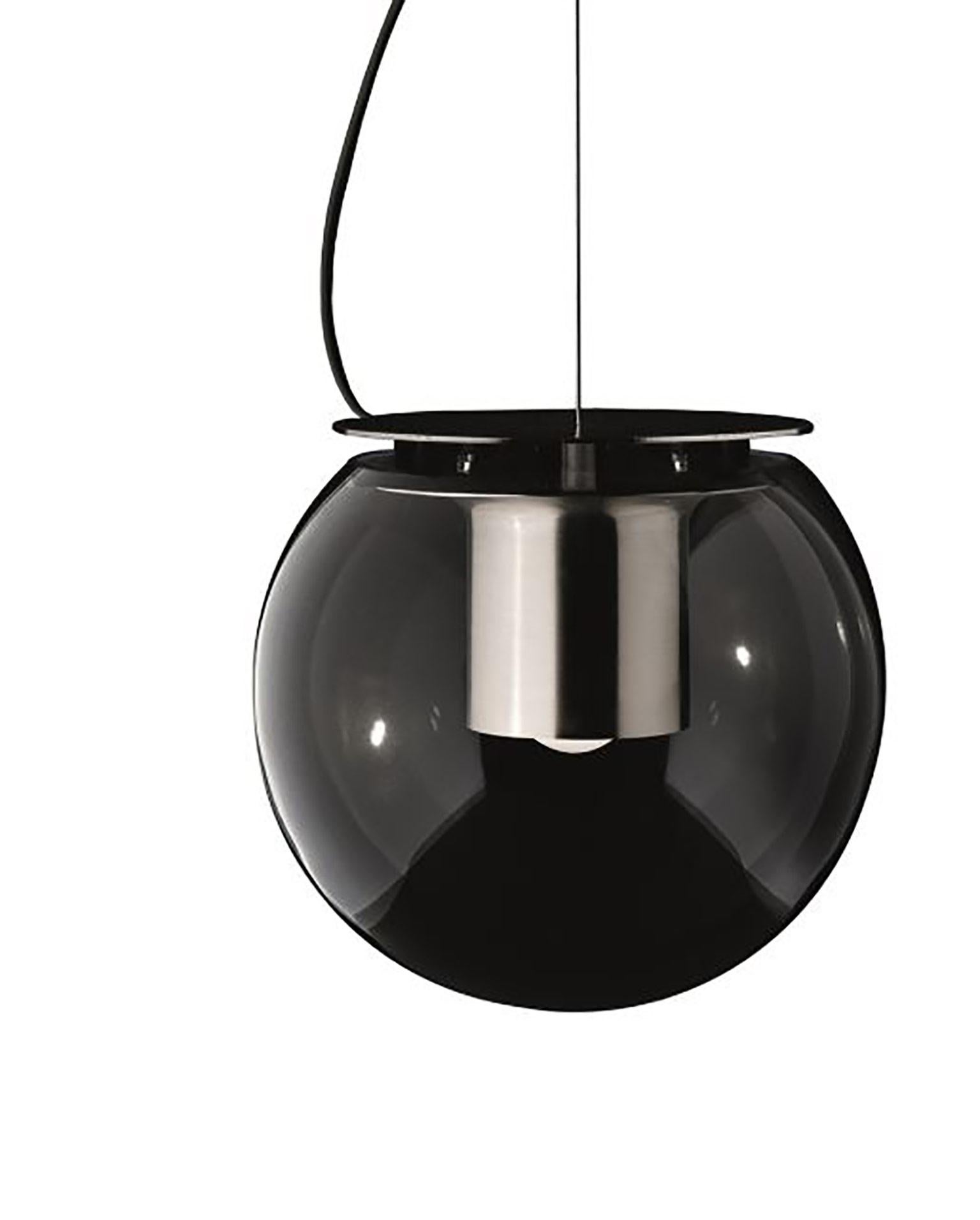 Lampe à suspension Globe conçue par Joe Colombo pour Oluce. Cette lampe est un corps sphérique en verre soufflé avec un réflecteur cylindrique en nickel. Le câble de suspension de la lampe peut être ajusté jusqu'à 3 m, pour s'adapter au mieux dans