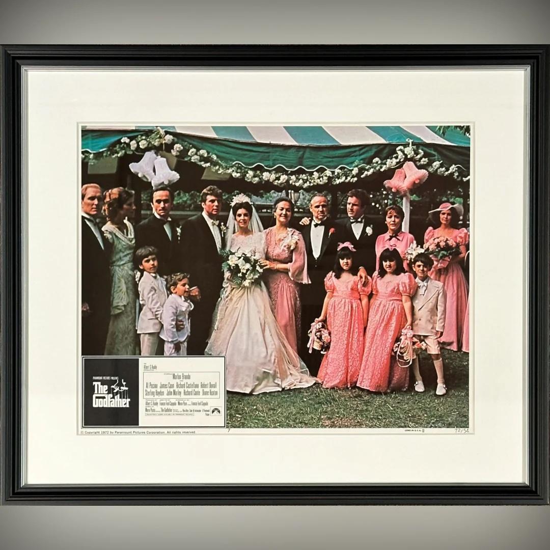 Le Parrain (1972) - FRAMED
Carte de lobby (11 X 14 pouces)

Original US / Int'l Lobby Card #7

Avec la scène de mariage emblématique de l'acte d'ouverture du film. L'image capture la grandeur du mariage de Connie Corleone, une célébration somptueuse
