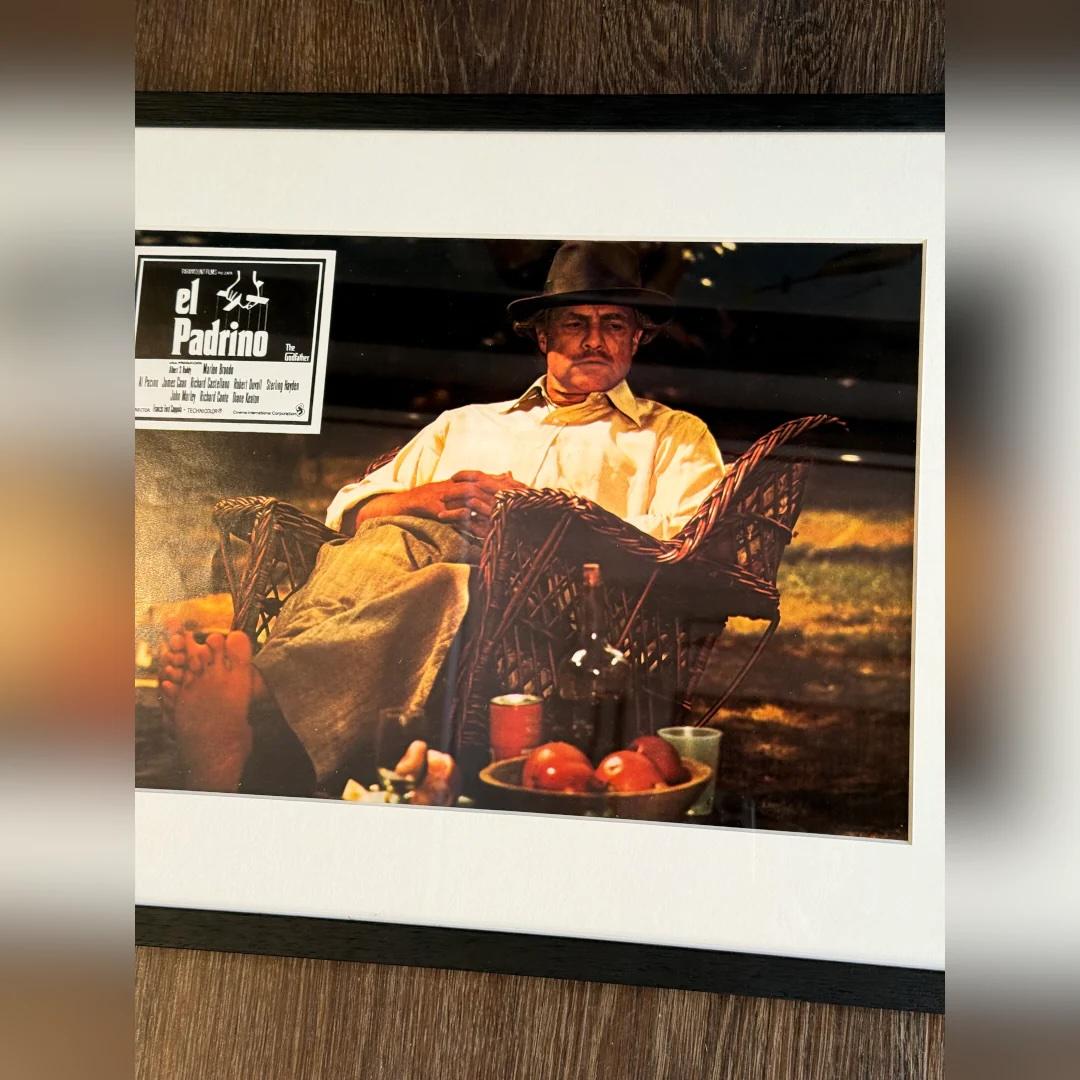 Der Pate / El Padrino (1972) - FRAMED
Lobby-Karte (9,5 x 13,25 Zoll)

Original 1972 Spanisch Lobby Karte

Ein eindrucksvolles Bild aus Francis Ford Coppolas legendärem Der Pate. Marlon Brando als Don Vito Corleone sitzt friedlich im Garten, die