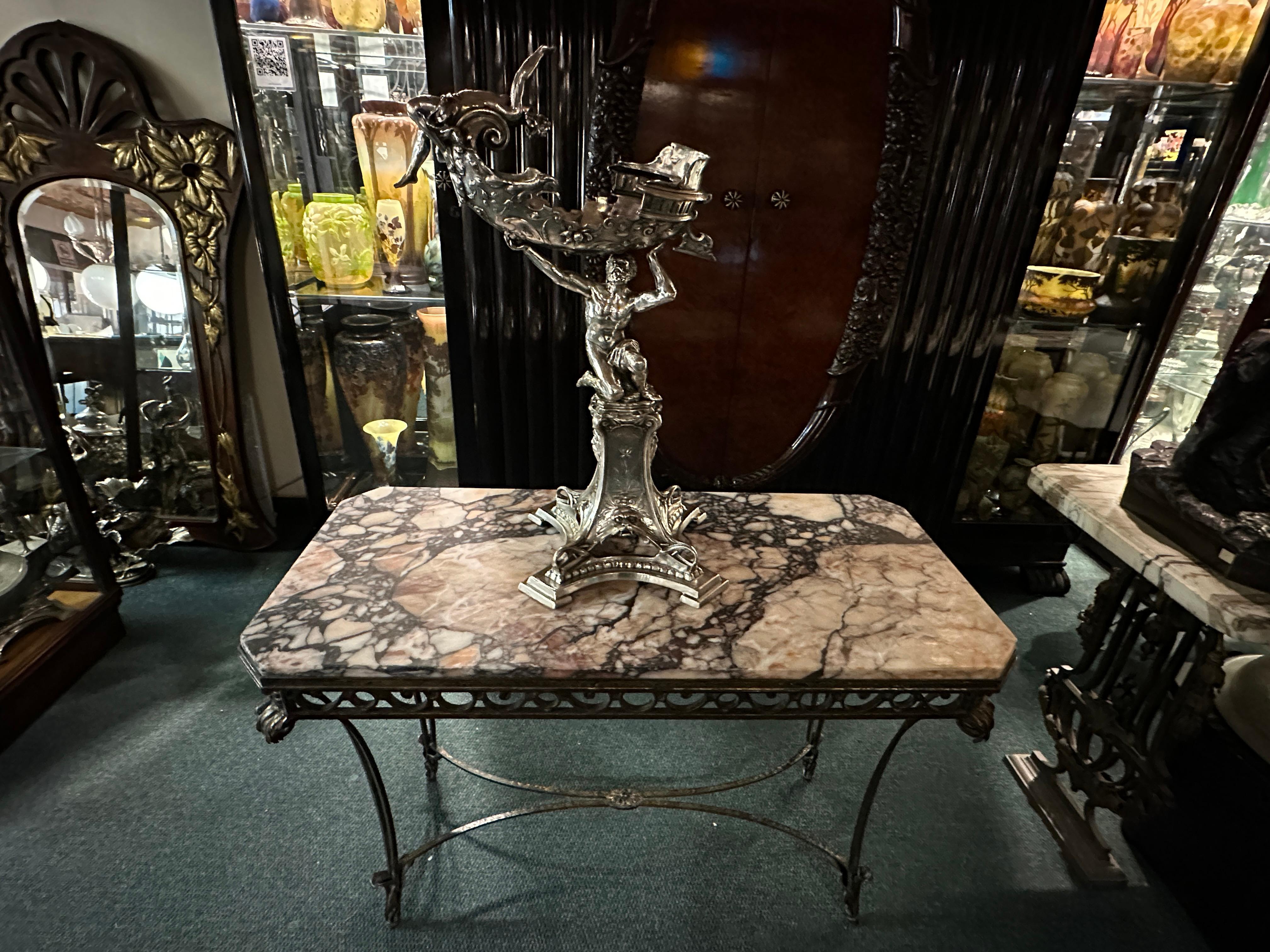 Scultura
Anno: 1900
Materiale: bronzo placcato argento
Dal 1982 siamo specializzati nella vendita di oggetti in stile Art Déco, Art Nouveau e Vintage. Per qualsiasi domanda siamo a vostra disposizione.
Premendo il pulsante 