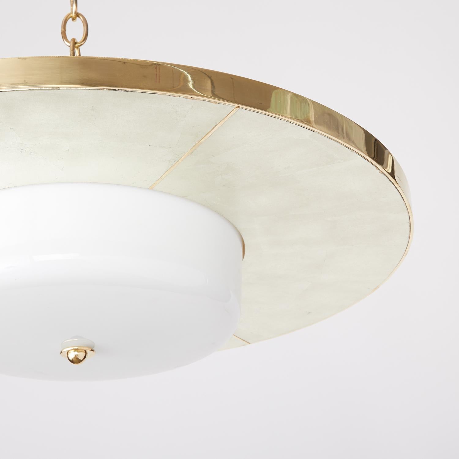 Un luminaire encastré sur mesure, de style Art déco, inspiré de la période Grace suédoise. Ce luminaire vibrant présente un cadre en feuille d'or blanc avec des détails en laiton poli et un abat-jour en verre blanc. Un design personnalisé par David