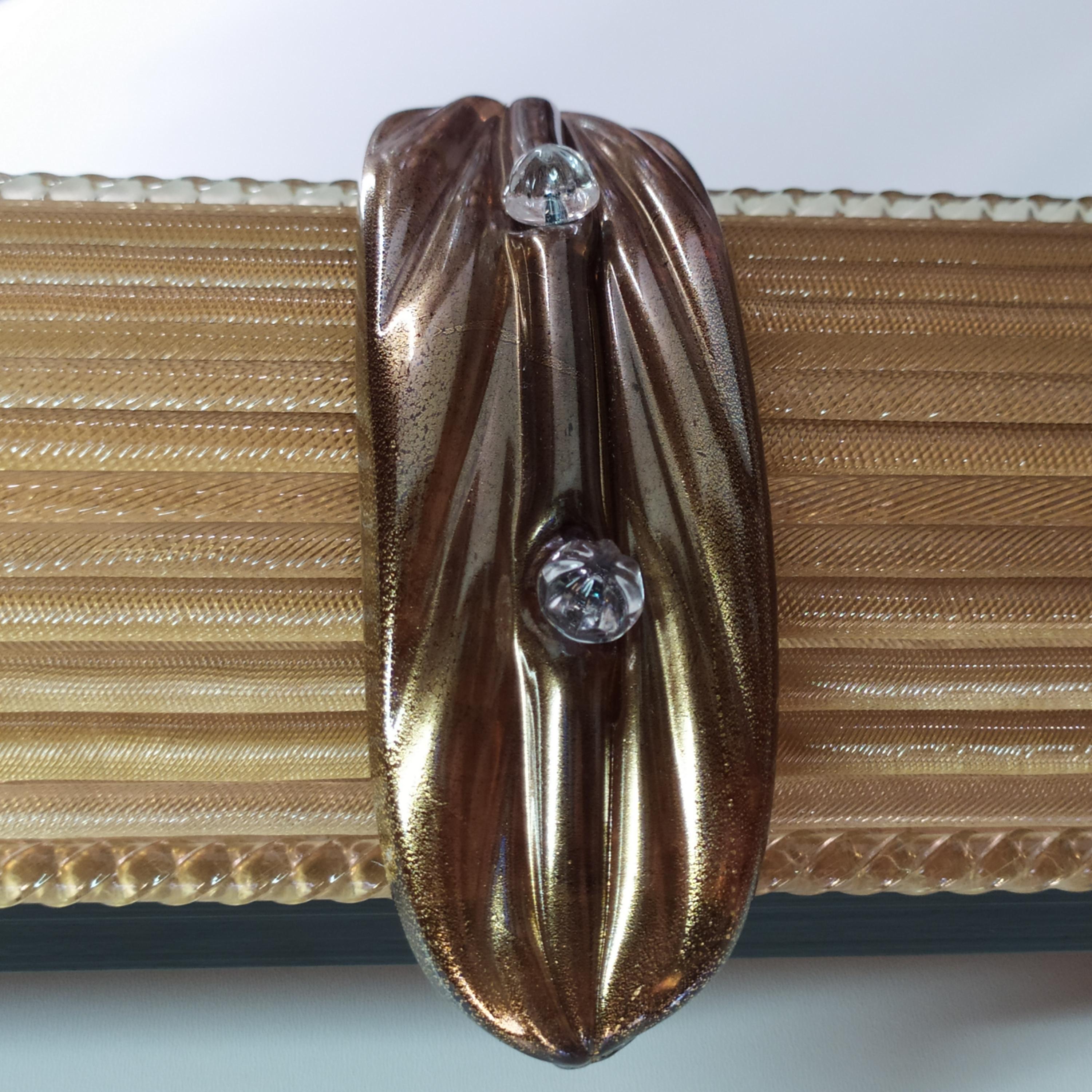 Contemporary Murano glass mirror with gold-colored reed work.
The mirror is perfectly suited to a contemporary or classic style.
This exceptional rectangular mirror can be customized in size, color and orientation at the customer's request.