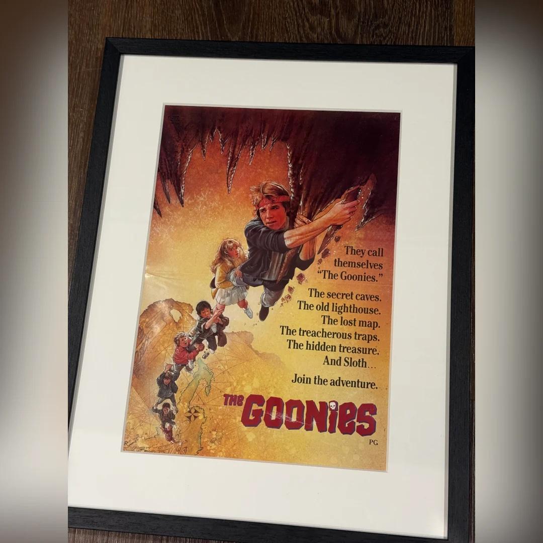 The Goonies (1985)
Foto Standbild (8,5 X 11,5 Zoll)

Original-Pressebuch-Broschüre.

Ein geliebter Kultklassiker, produziert von Steven Spielberg und unter der Regie von Richard Donner. Der abenteuerliche Familienfilm mit den kultigen Illustrationen