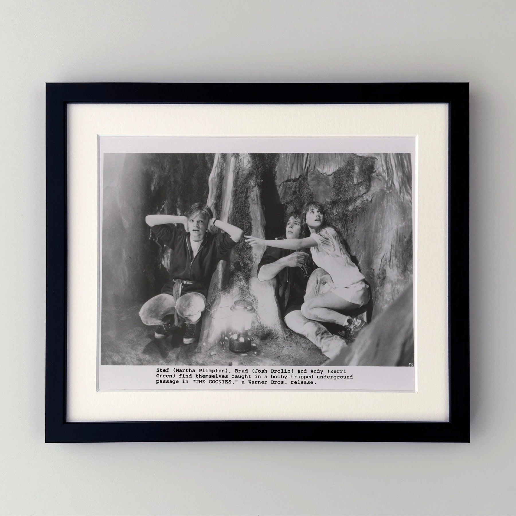 Fotograma original de película publicitaria de 8x10 pulgadas de Los Goonies (1985) protagonizada por Sean Astin, Josh Brolin y Jeff Cohen y dirigida por Richard Donner.

Los fotogramas publicitarios (película/producción) se crearon para ayudar a los