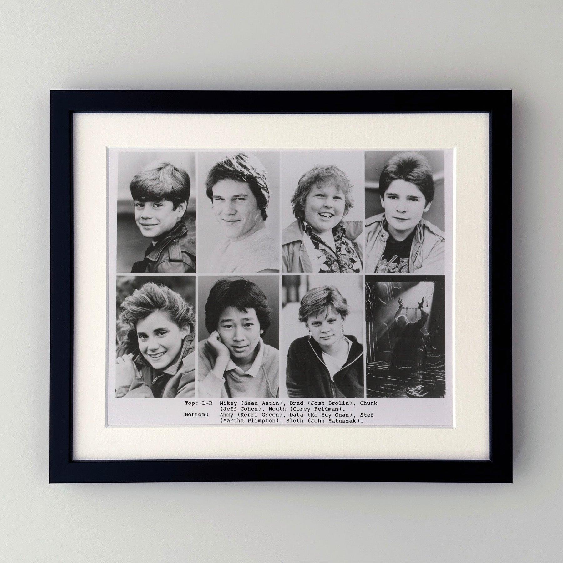 Photo publicitaire originale de 8x10 inches pour Les Goonies (1985) avec Sean Astin, Josh Brolin et Jeff Cohen et réalisé par Richard Donner.

Les photos de publicité (film/production) ont été créées pour aider les studios à promouvoir leurs