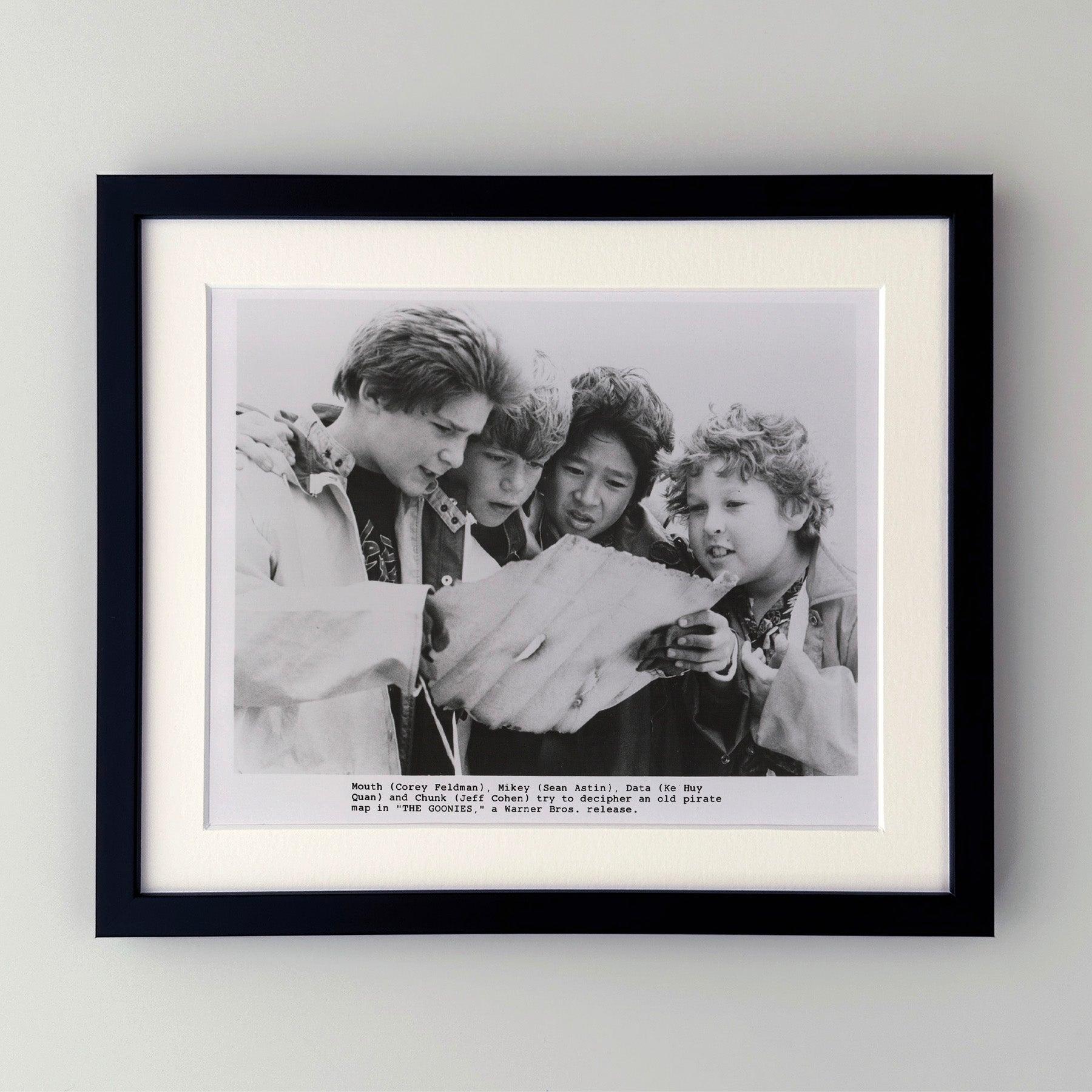 Photo publicitaire originale de 8x10 inches pour Les Goonies (1985) avec Sean Astin, Josh Brolin et Jeff Cohen et réalisé par Richard Donner.

Les photos de publicité (film/production) ont été créées pour aider les studios à promouvoir leurs