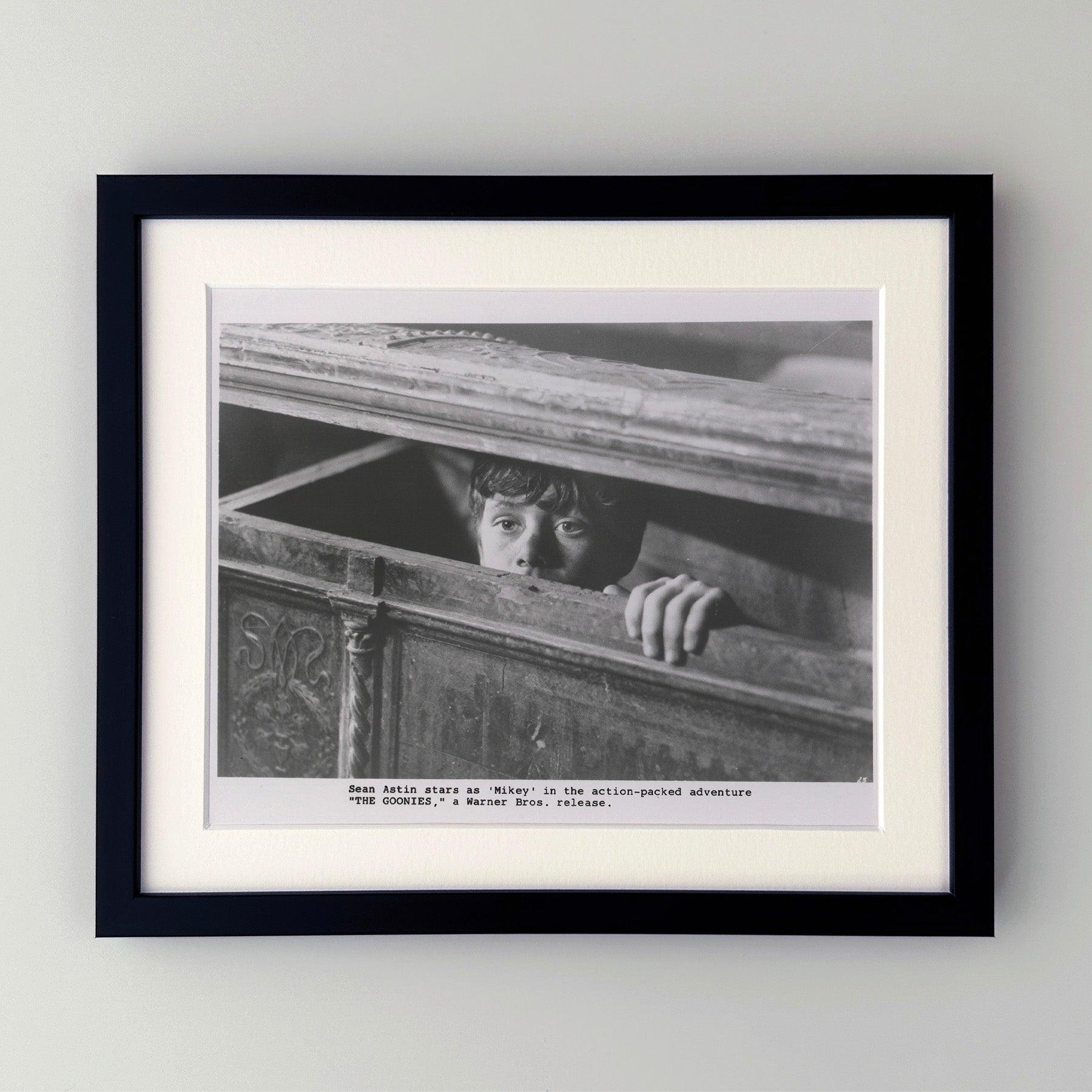 Photo publicitaire originale de 8x10 inches pour Les Goonies (1985) avec Sean Astin, Josh Brolin et Jeff Cohen et réalisé par Richard Donner.

Les photos de publicité (film/production) ont été créées pour aider les studios à promouvoir leurs