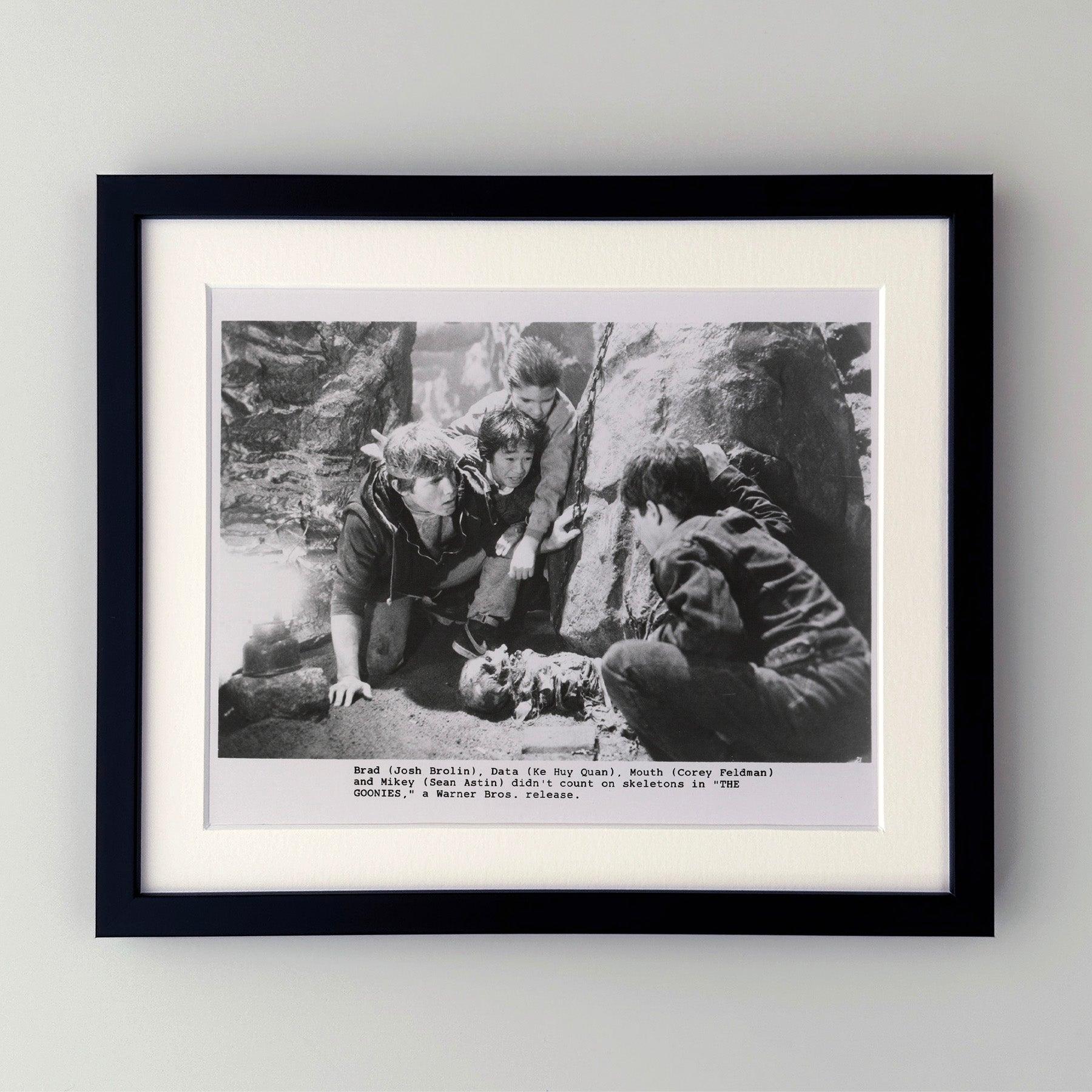 
Original 8x10 Zoll Publicity Film Still für The Goonies (1985) mit Sean Astin, Josh Brolin und Jeff Cohen in den Hauptrollen und unter der Regie von Richard Donner.

Werbefotos (Film/Produktion) wurden erstellt, um die Studios bei der Werbung für