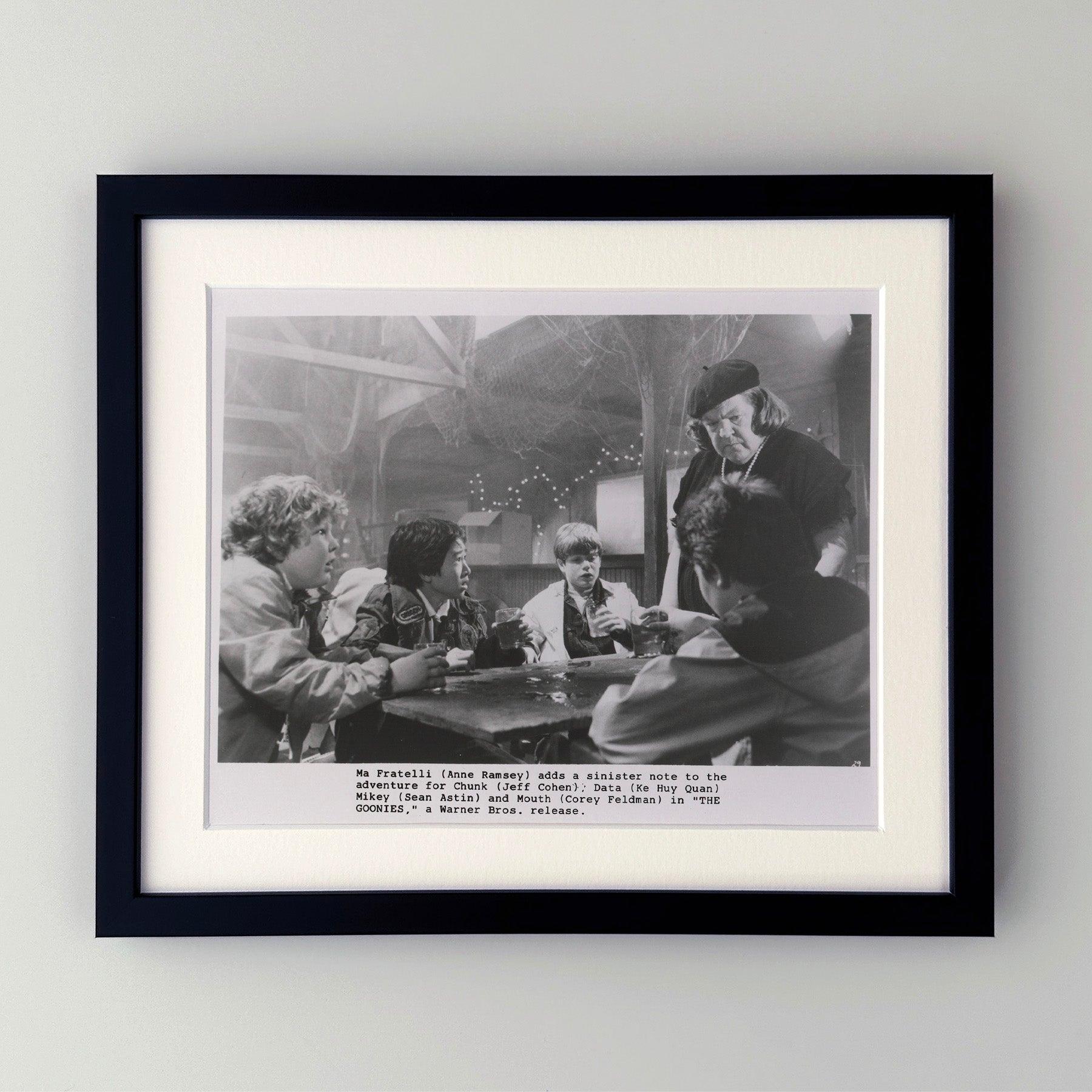 Original 8x10 Zoll Publicity Film Still für The Goonies (1985) mit Sean Astin, Josh Brolin und Jeff Cohen in den Hauptrollen und unter der Regie von Richard Donner.

Werbefotos (Film/Produktion) wurden erstellt, um die Studios bei der Werbung für