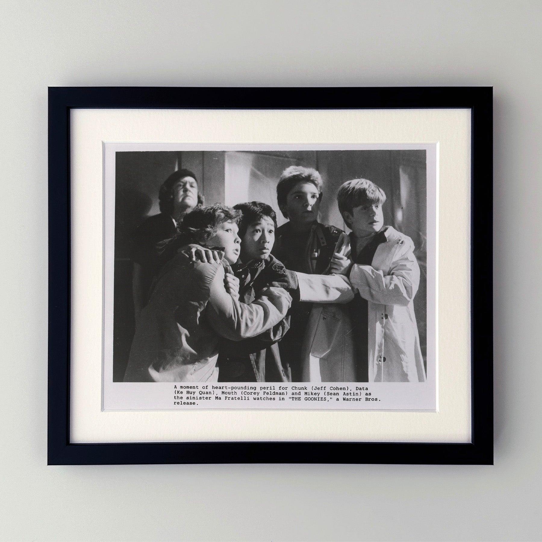 Photo publicitaire originale de 8x10 inches pour Les Goonies (1985) avec Sean Astin, Josh Brolin et Jeff Cohen et réalisé par Richard Donner.

Les photos de publicité (film/production) ont été créées pour aider les studios à promouvoir leurs