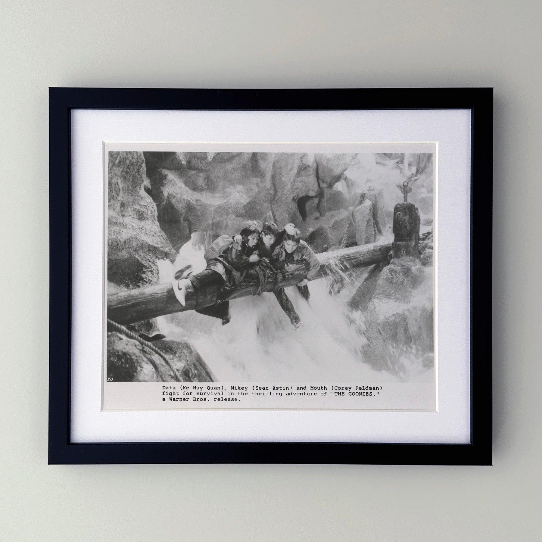 Photo publicitaire originale de 8x10 inches pour Les Goonies (1985) avec Sean Astin, Josh Brolin et Jeff Cohen et réalisé par Richard Donner.

Les photos de publicité (film/production) ont été créées pour aider les studios à promouvoir leurs