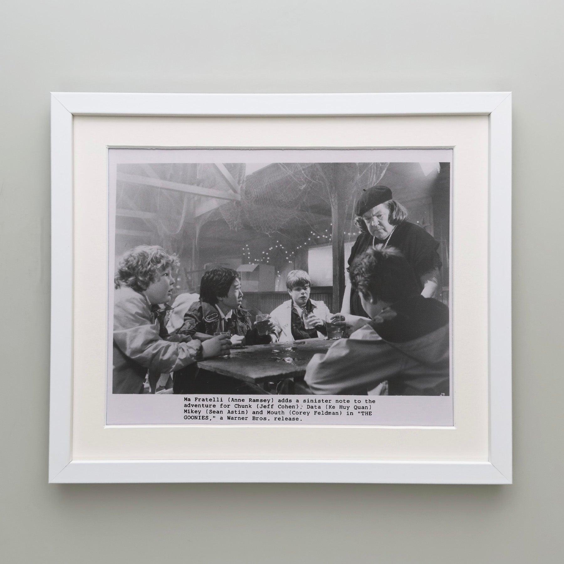 Die Goonies 1985 Werbung Film Film Presse Standbild Gerahmt im Zustand „Hervorragend“ im Angebot in Bath, Somerset