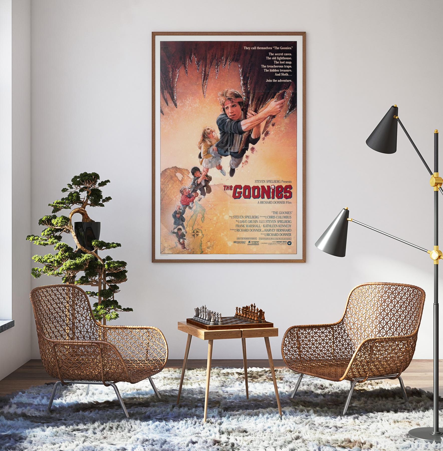 Hé, les gars !

Fabuleuse affiche originale de première année de sortie aux Etats-Unis pour le film Les Goonies, le favori des années 80, représentant le design emblématique de Drew Struzan. Une affiche de collection.

Cette affiche de film vintage