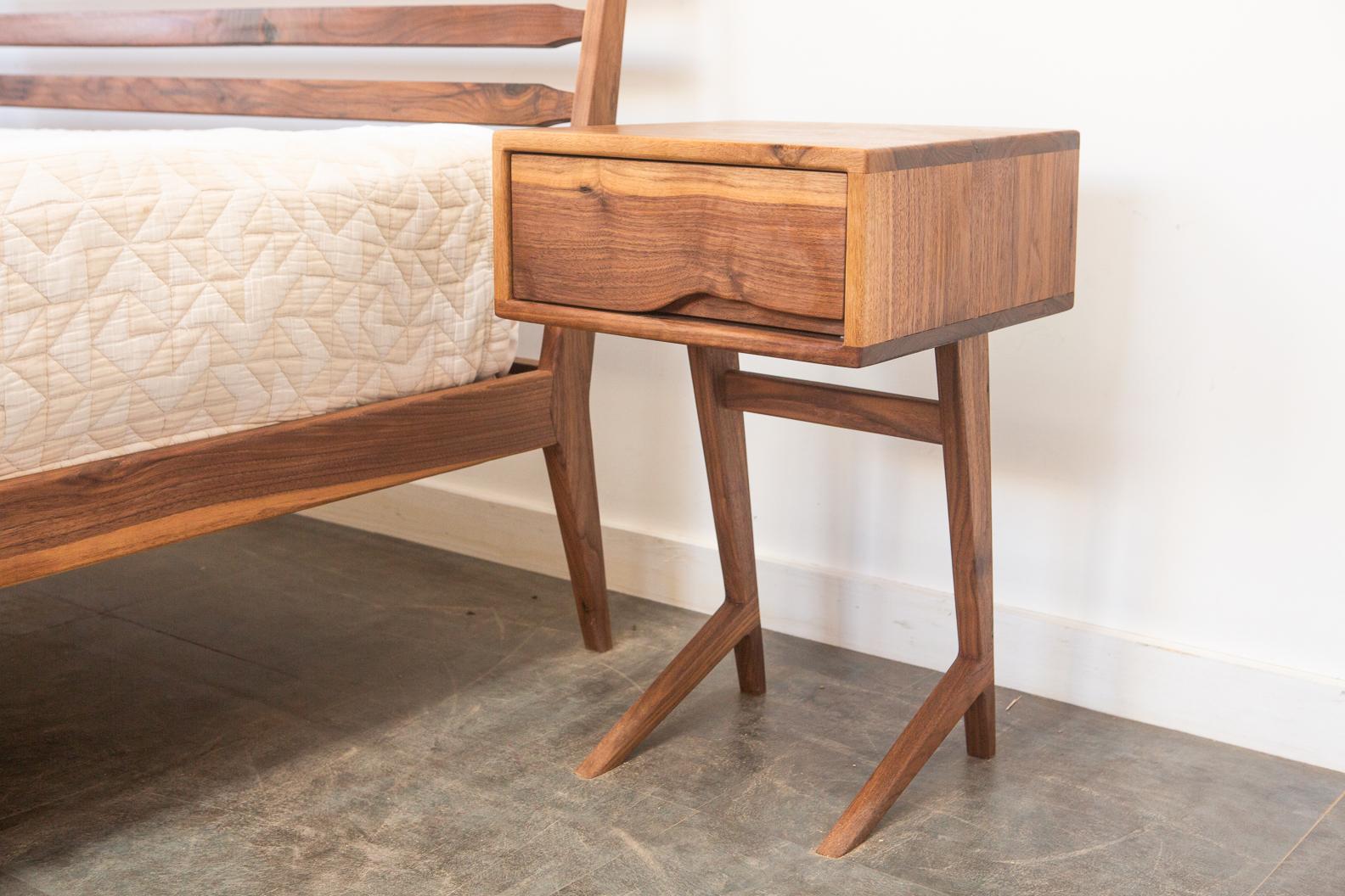 Das Grace Bed ist das neueste Bettdesign des Pete Deeble Furniture Teams.  Das Bett auf den Fotos ist aus amerikanischem Schwarznussbaum handgefertigt und hat die Größe einer Königin, aber es kann in jeder Größe und aus jeder Holzart gebaut