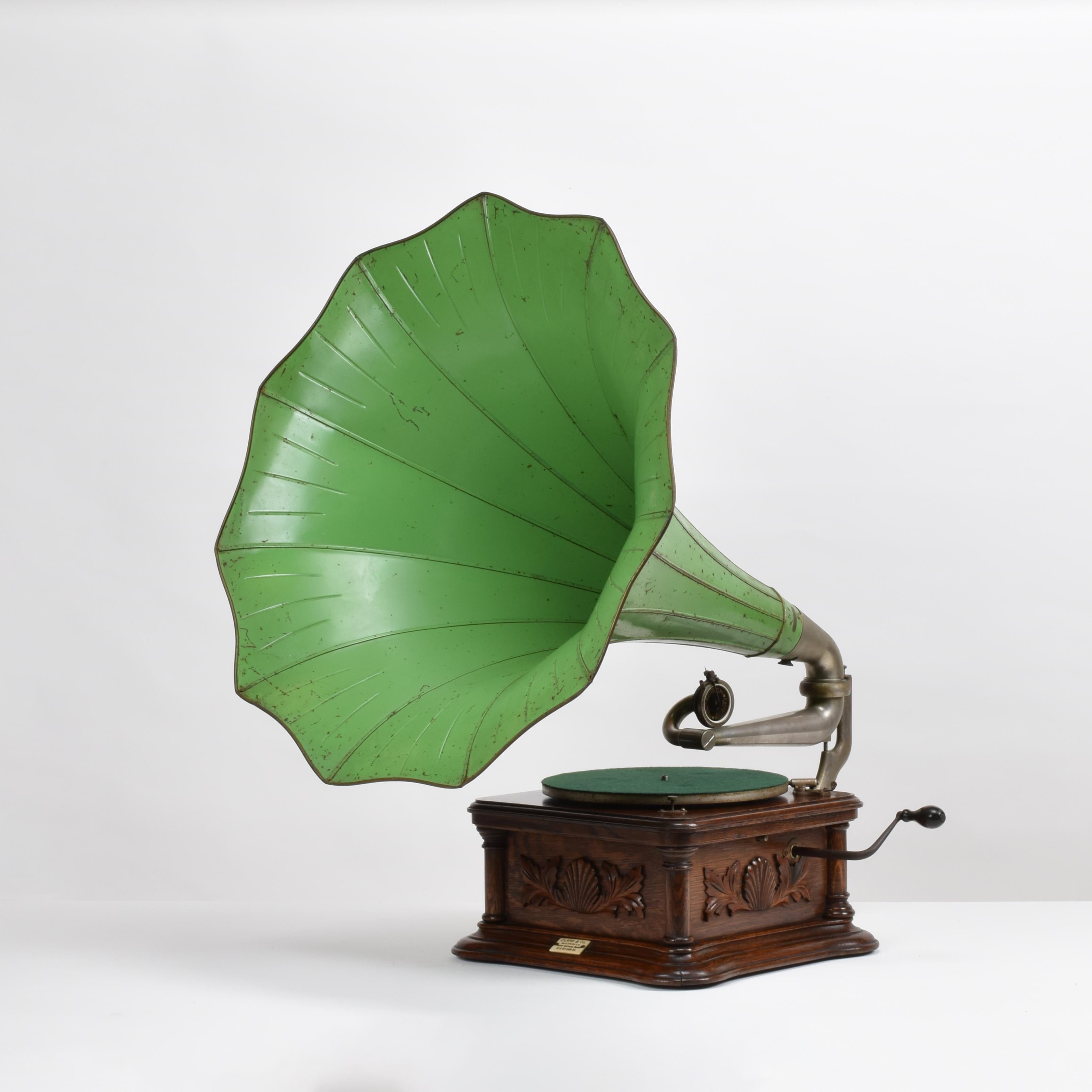 The Gramophone Company Limited 'Cockleshell' Monarch horn gramophone, c. 1908.

Superb condition, stunning metal horn, serviced and fully usable, working perfectly and sounding excellent.

Original 'Exhibition' soundbox (serviced).
Original labels,