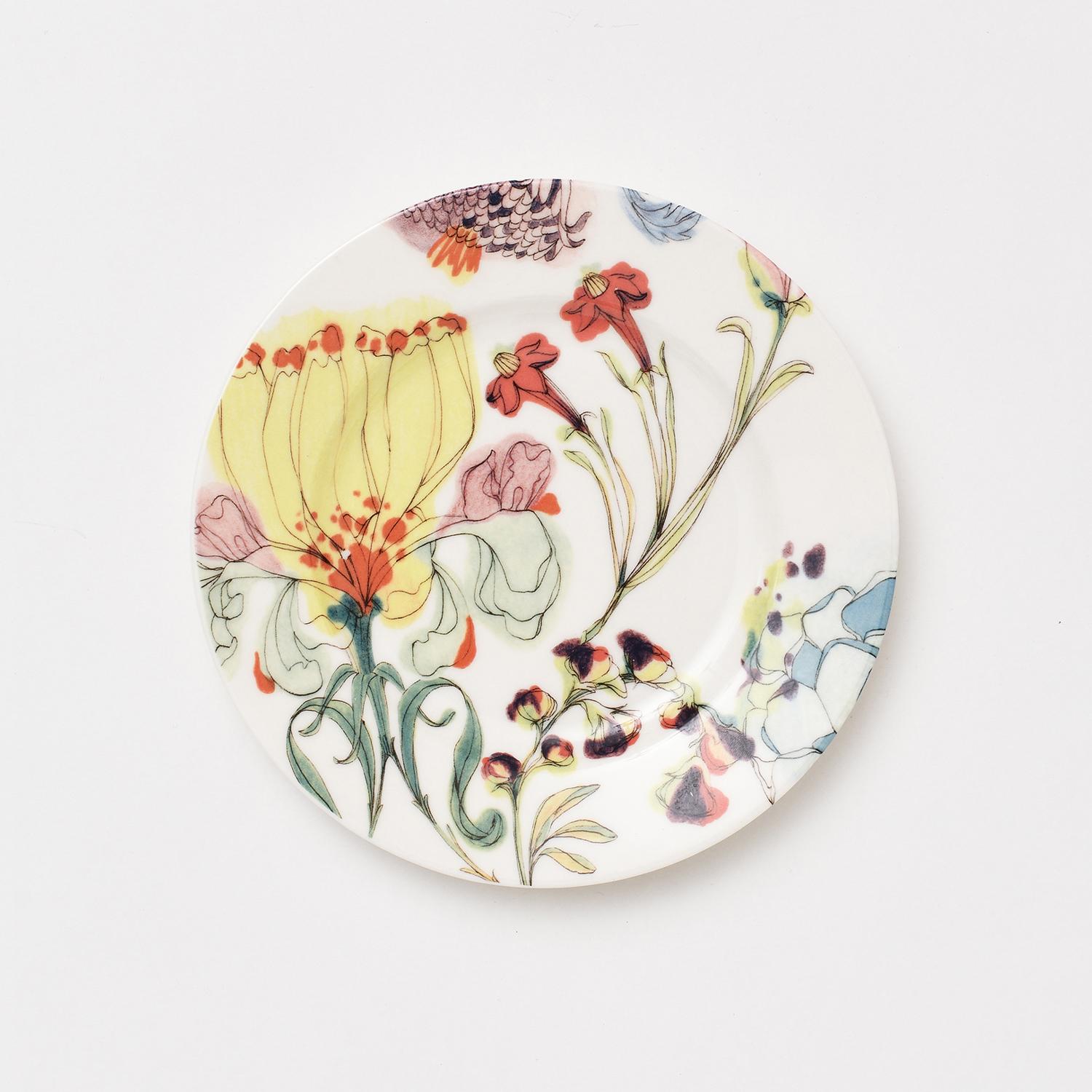 Belonging to the Grandma's Garden porcelain series, the design of these bread plates represents a sophisticated and elegant floral designs full of blossoms and buds with delicate colors blending together for a fresh and contemporary look, typical of