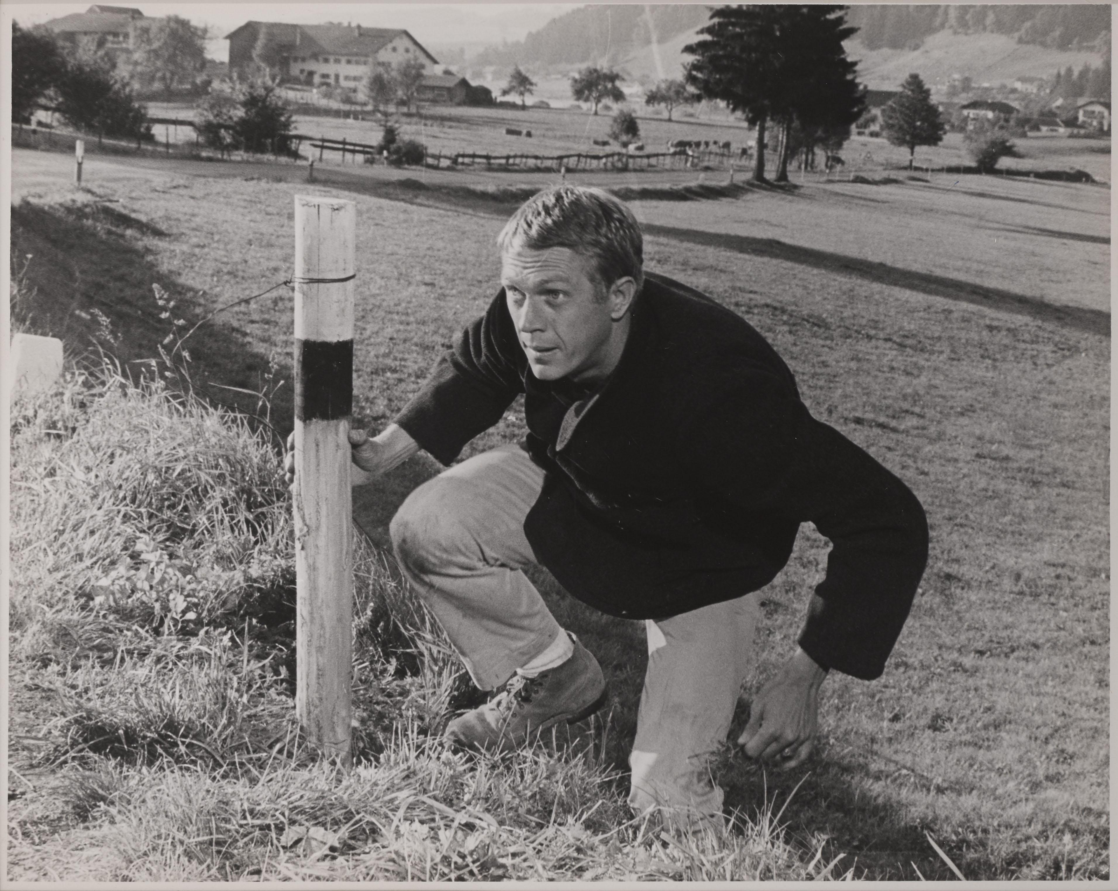 Original US Studio Release Silbergelatine, Einzelgewicht, glänzende Oberfläche Foto für John Sturges Classic 1963 Kriegsabenteuer mit Steve McQueen, James Coburn, James Garner, Richard Attenborough. Dieses Stück ist  Erhaltung gerahmt in einem