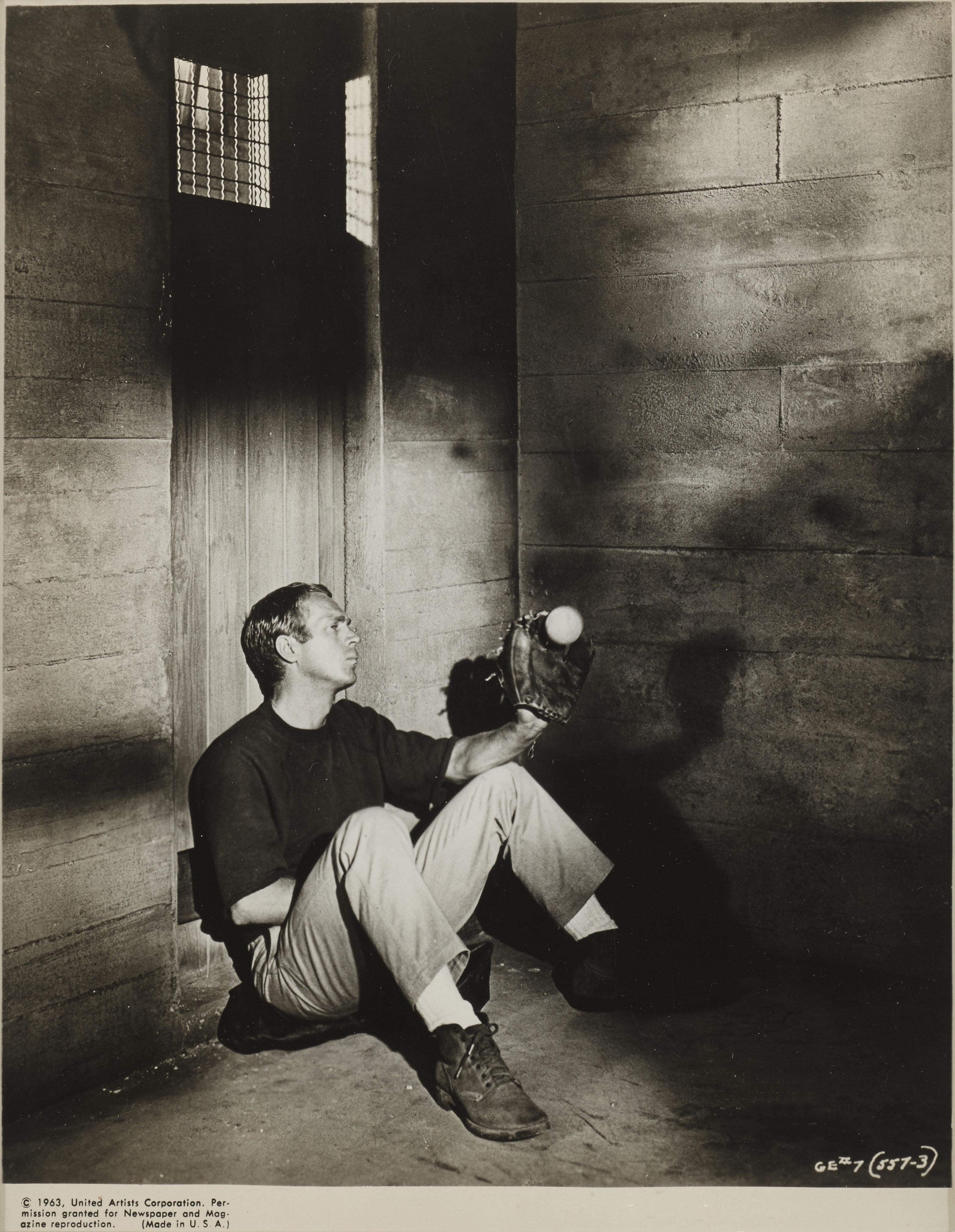 Photo de production originale des studios américains pour l'aventure de guerre classique de 1963 de John Sturges avec Steve McQueen, James Coburn, James Garner, Richard Attenborough. Cette pièce est  conservation encadrée dans un cadre en bois