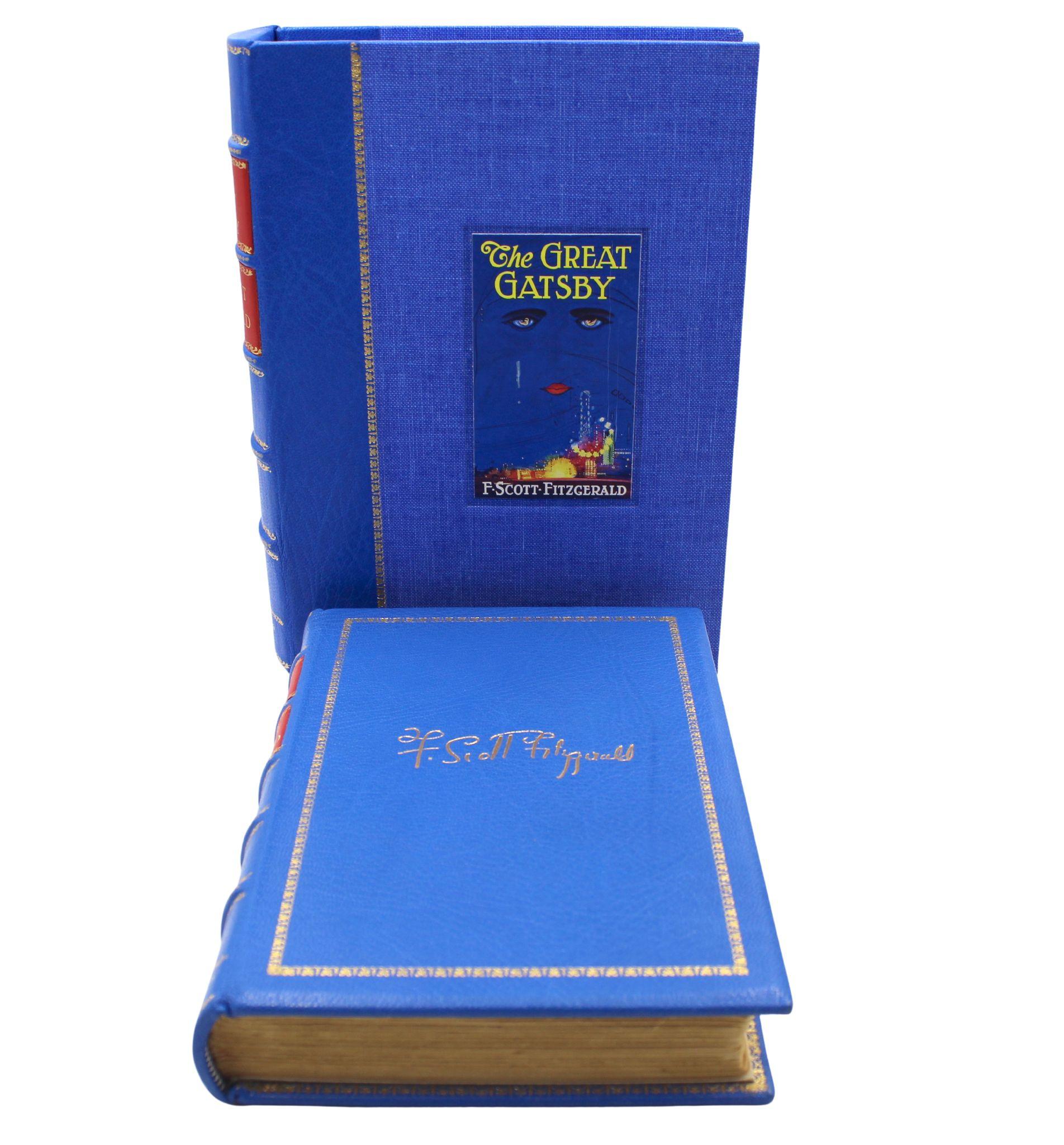 Fitzgerald, F. Scott, Le grand Gatsby. New York : Charles Scribner's Sons, 1925. Première édition, première impression. Relié en plein maroquin bleu avec marquage doré, bandes en relief et marquage doré au dos, et un ¼ de pochette en cuir bleu et