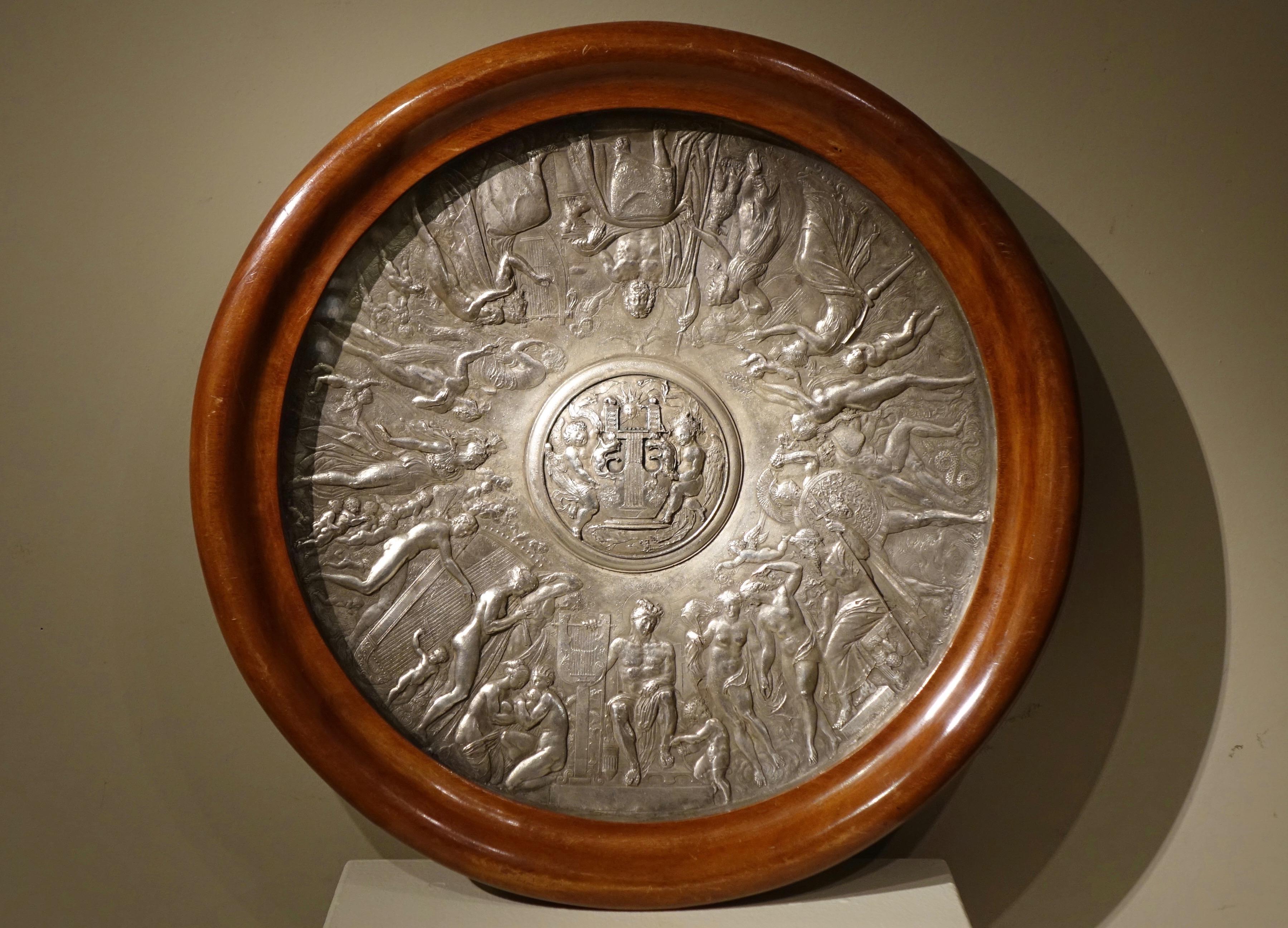 Circular plate in galvanoplasty representing the Greek Pantheon, on the edge of a central lyre figure surrounded by two winged cherubs.
Very fine work (this method generally gives coarser achievements) of the end of the 19th century.
Galvanoplasty
